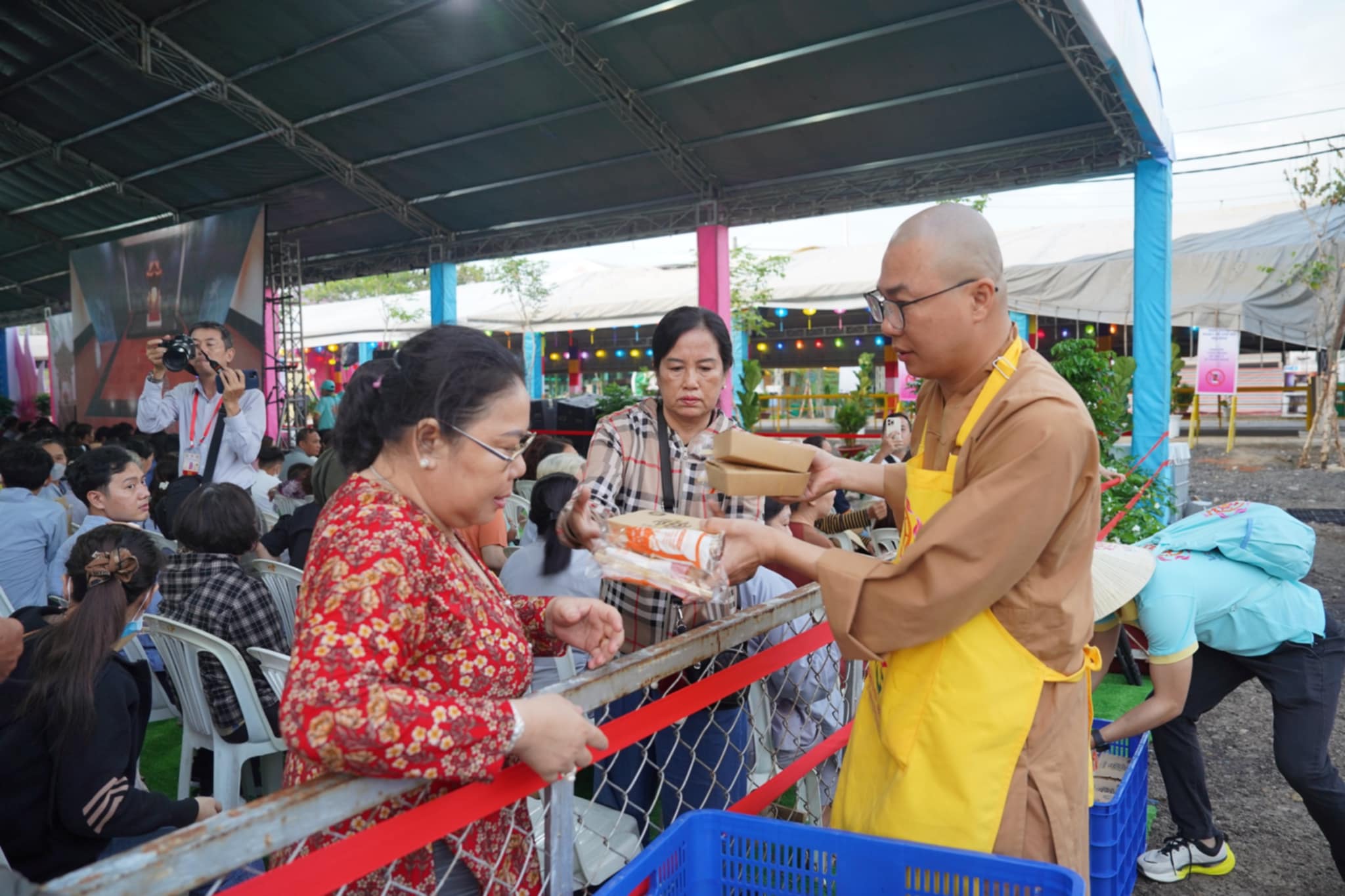 Vesak 2025: Bếp ăn 'khổng lồ' quy tụ 1.200 tình nguyện viên, phục vụ người dân miễn phí- Ảnh 1. Vesak 2025: Bếp ăn 'khổng lồ' quy tụ 1.200 tình nguyện viên, phục vụ người dân miễn phí- Ảnh 1.