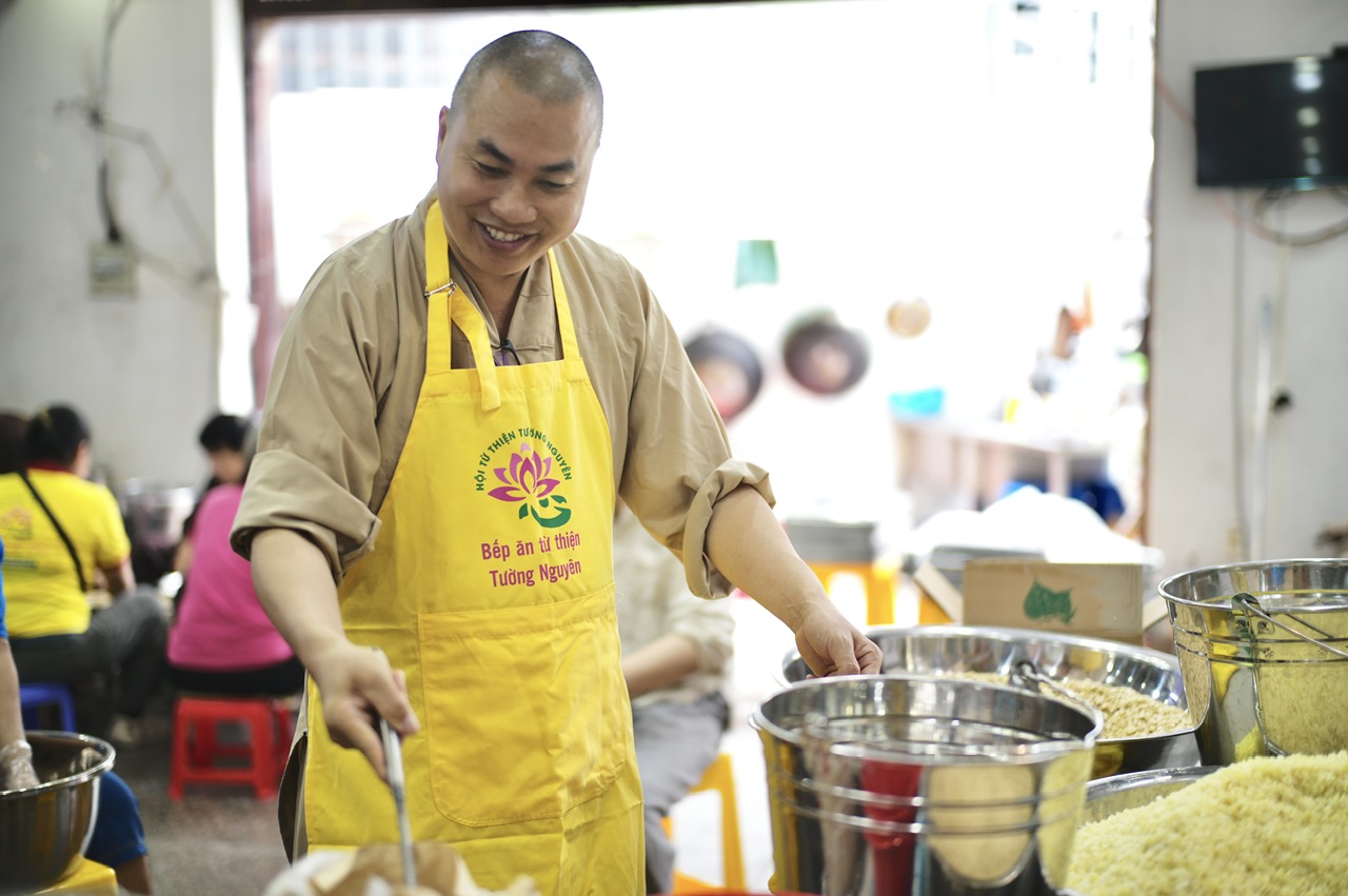 Vesak 2025: Bếp ăn 'khổng lồ' quy tụ 1.200 tình nguyện viên, phục vụ người dân miễn phí- Ảnh 2. Vesak 2025: Bếp ăn 'khổng lồ' quy tụ 1.200 tình nguyện viên, phục vụ người dân miễn phí- Ảnh 2.