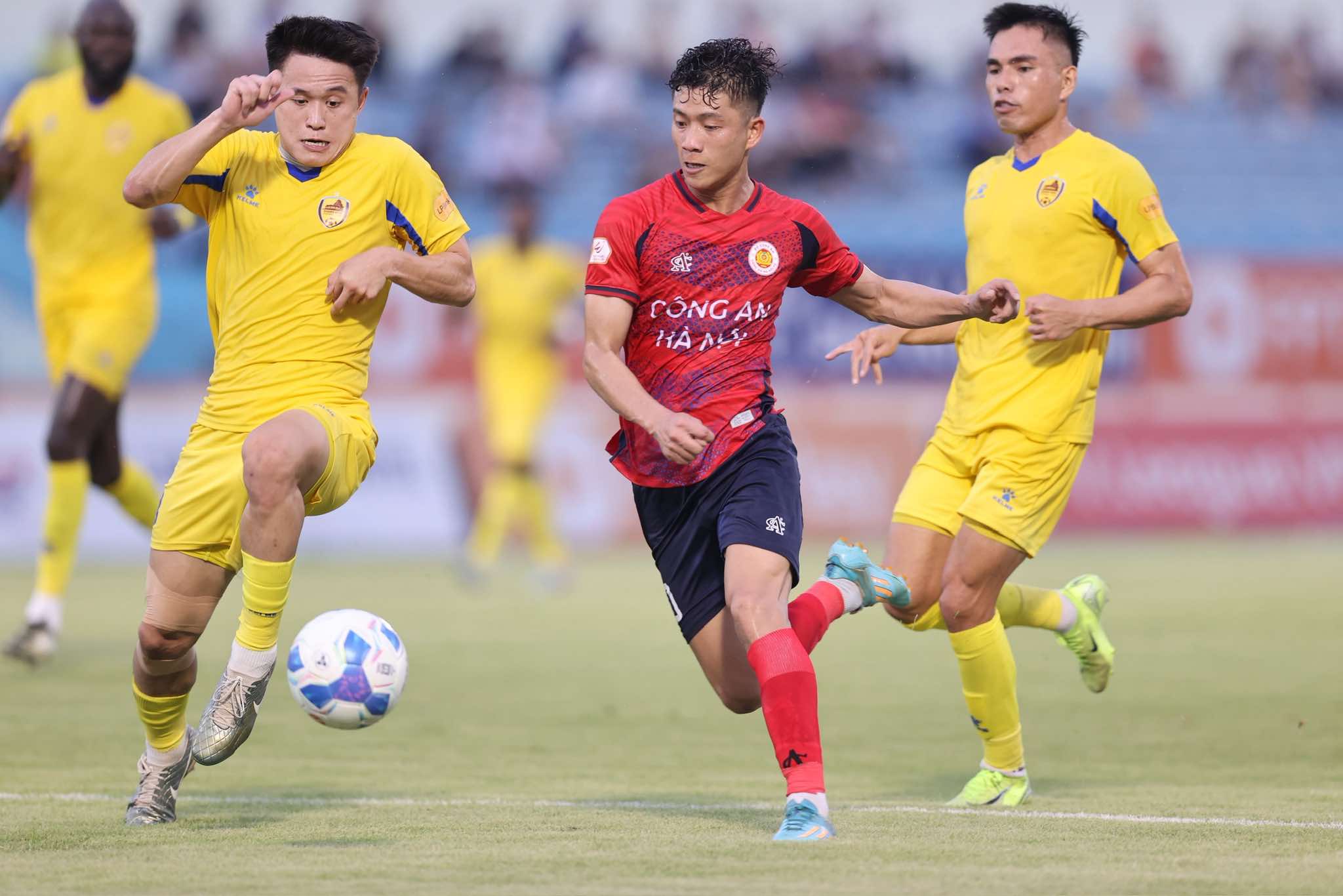 Bảng xếp hạng V-League mới nhất: CLB CAHN bay thẳng vào tốp 5, đội Quảng Nam chưa ngừng ‘khóc’- Ảnh 1. Bảng xếp hạng V-League mới nhất: CLB CAHN bay thẳng vào tốp 5, đội Quảng Nam chưa ngừng ‘khóc’- Ảnh 1.