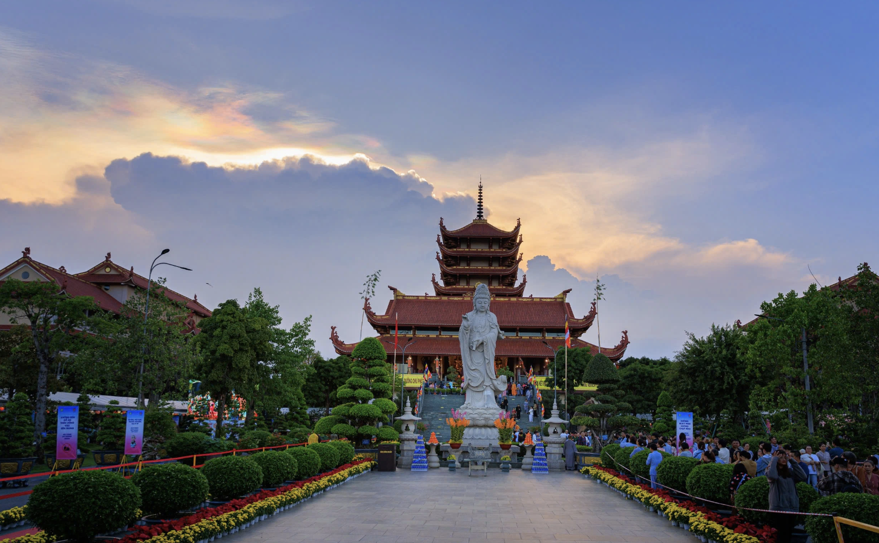 Mây ngũ sắc xuất hiện tại TP.HCM ngay trước khai mạc Vesak 2025: Báo hiệu điều gì?   - Ảnh 1.