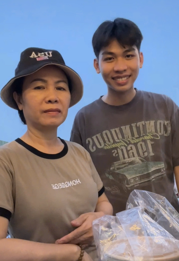 Ấm áp sau những clip 2 mẹ con bán chân gà sốt thái "triệu view" ở TP.HCM - Ảnh 3.