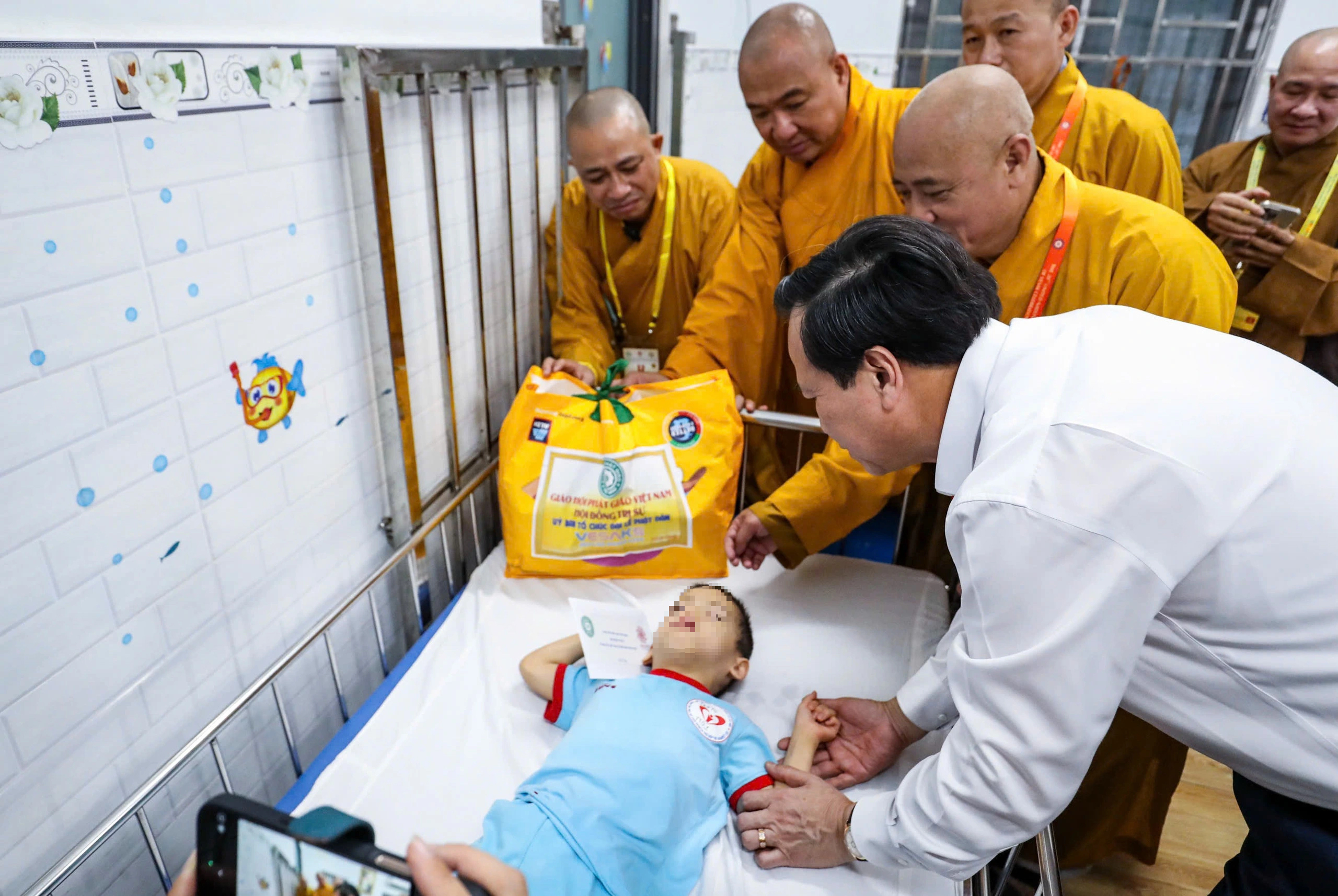 Vesak 2025: Ban tổ chức đại lễ thăm, tặng quà trẻ khuyết tật - Ảnh 4.
