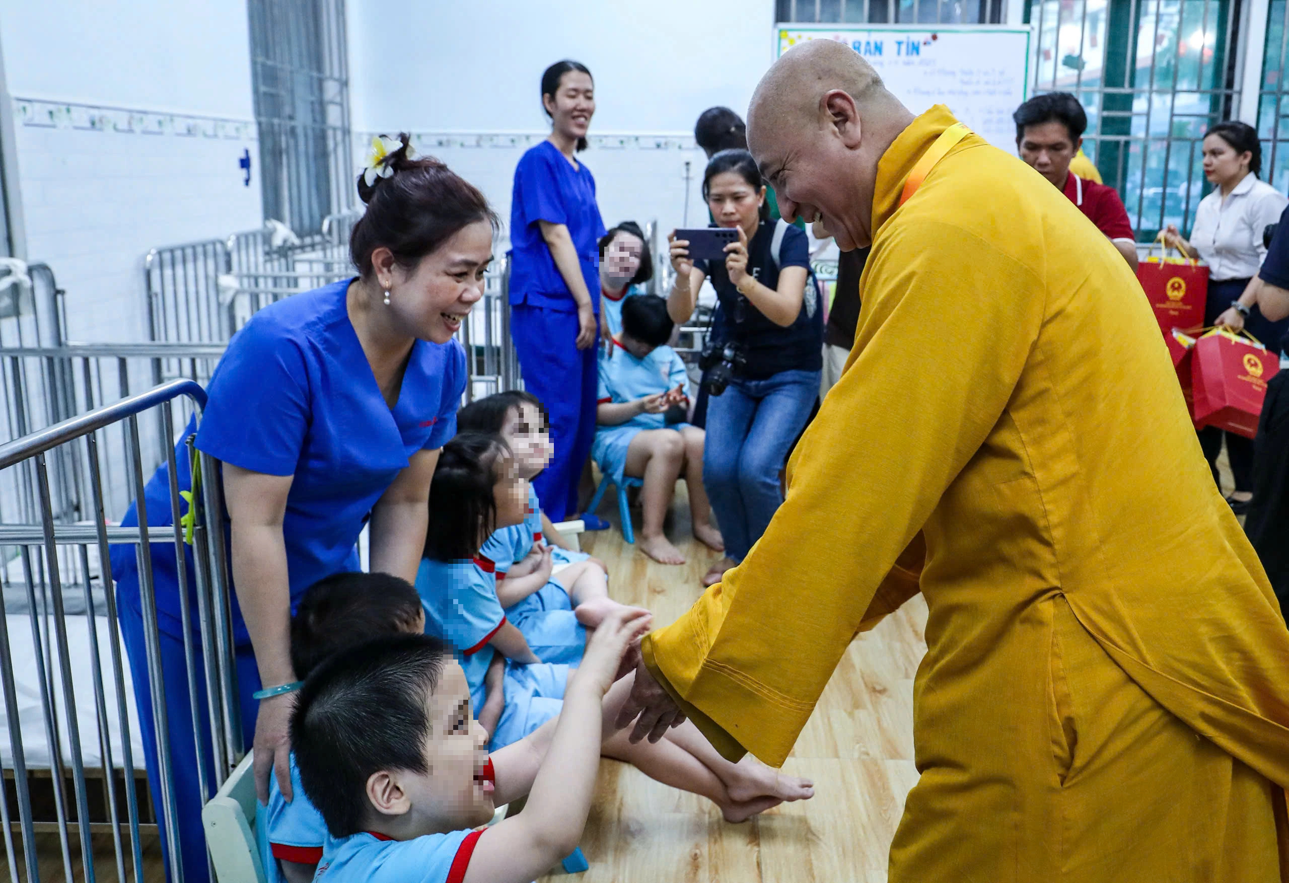 Vesak 2025: Ban tổ chức đại lễ thăm, tặng quà trẻ khuyết tật - Ảnh 3.