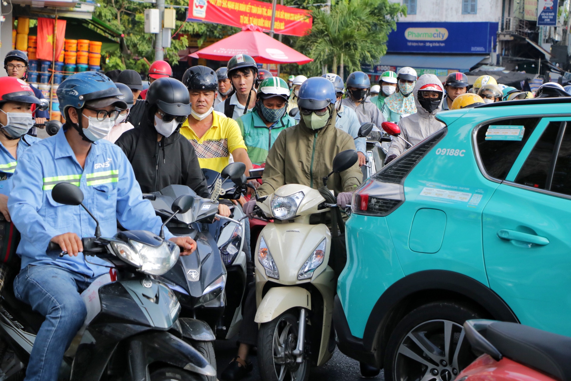 Đường phố TP . HCM nhộn nhịp trở lại sau kỳ nghỉ lễ dài - Ảnh 1.