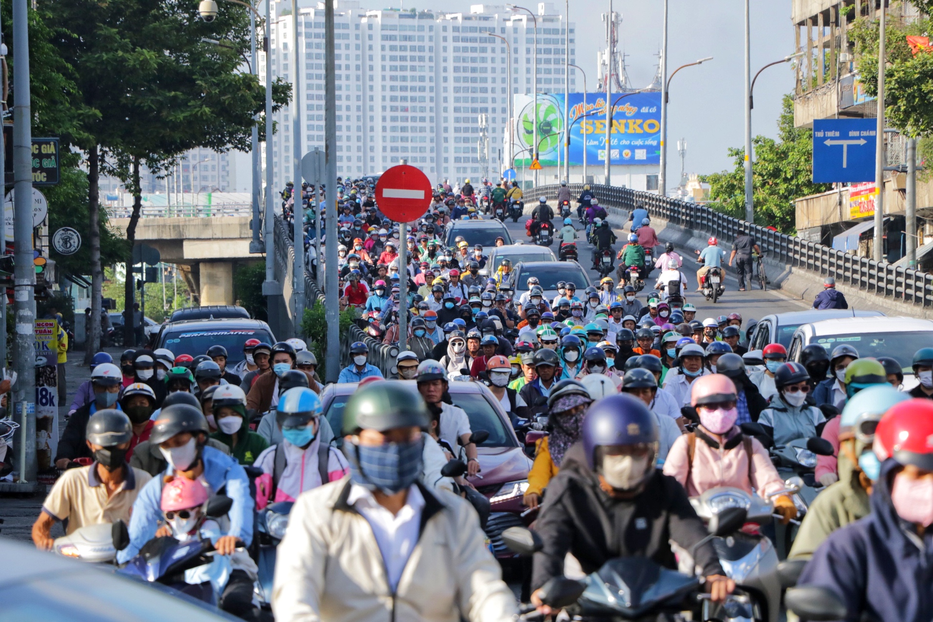 Đường phố TP . HCM nhộn nhịp trở lại sau kỳ nghỉ lễ dài - Ảnh 2.