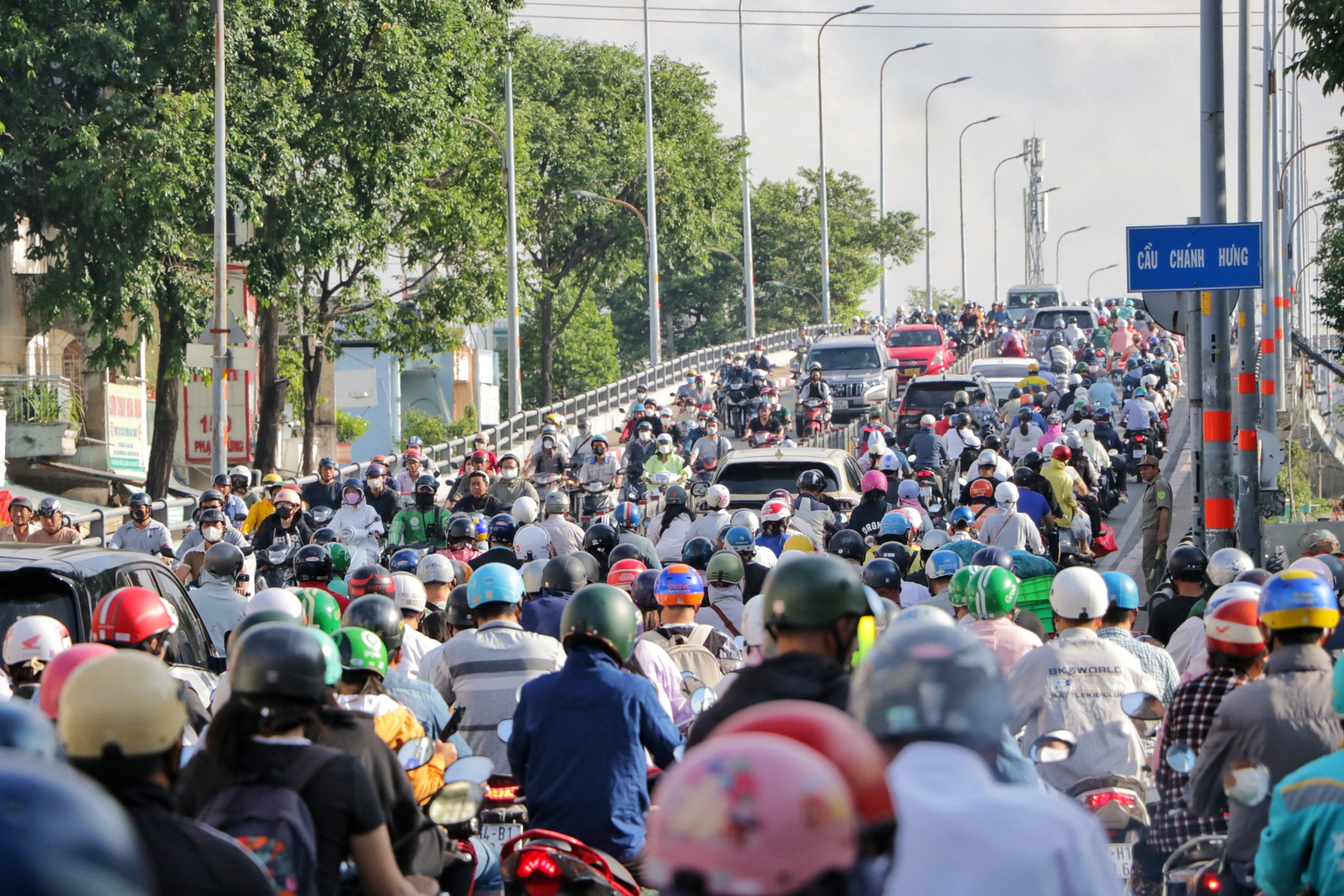Đường phố TP . HCM nhộn nhịp trở lại sau kỳ nghỉ lễ dài - Ảnh 7.