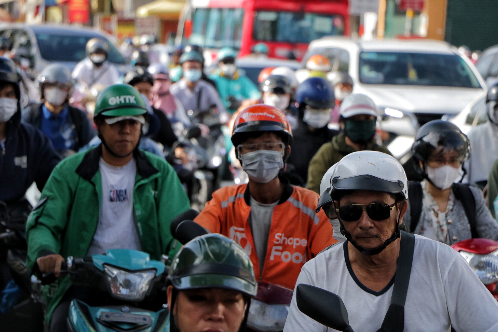 Đường phố TP . HCM nhộn nhịp trở lại sau kỳ nghỉ lễ dài - Ảnh 8.