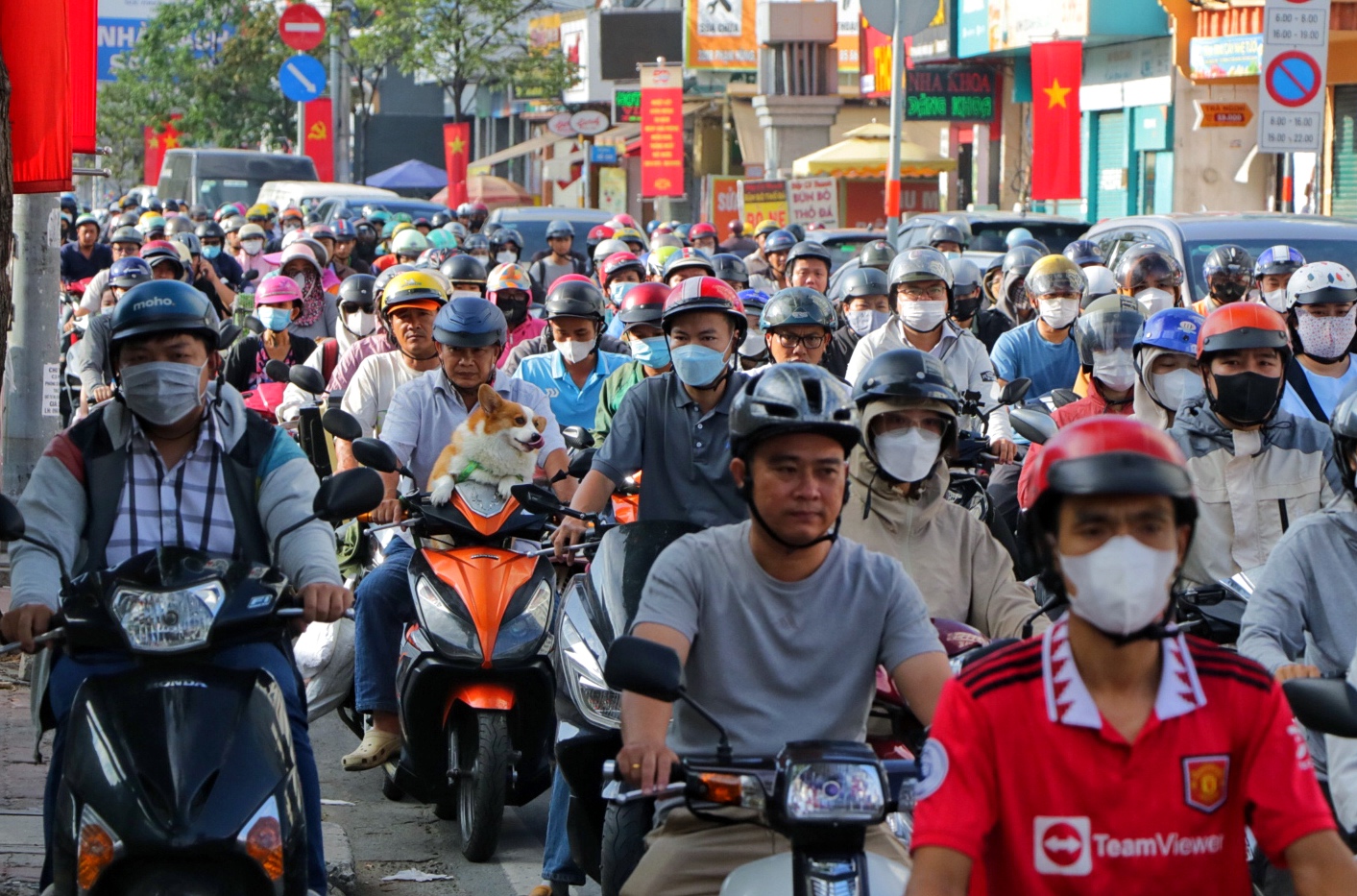 Đường phố TP . HCM nhộn nhịp trở lại sau kỳ nghỉ lễ dài - Ảnh 3.