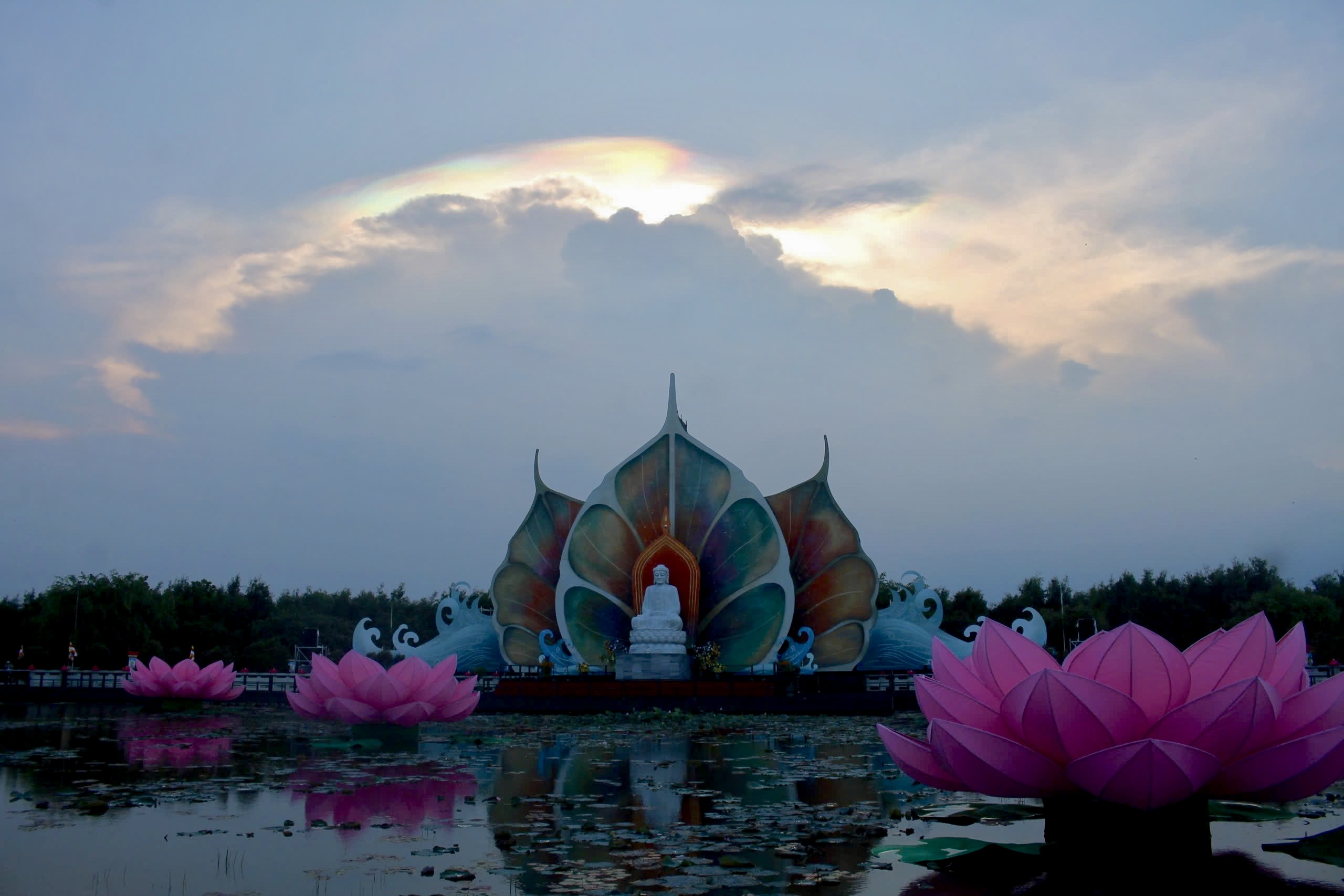 Mây ngũ sắc xuất hiện ngay nơi tôn trí xá lợi Phật trước ngày khai mạc Vesak 2025- Ảnh 1.