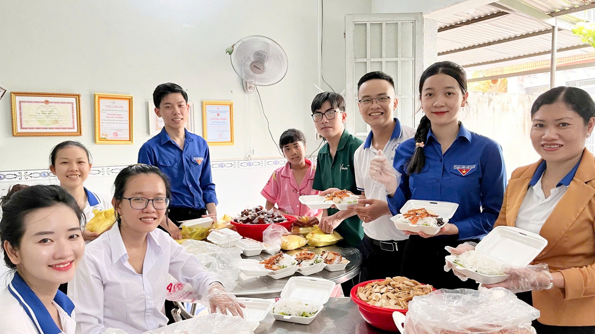 Nhóm thiện nguyện của nam điều dưỡng miền Tây- Ảnh 1. Nhóm thiện nguyện của nam điều dưỡng miền Tây- Ảnh 1.