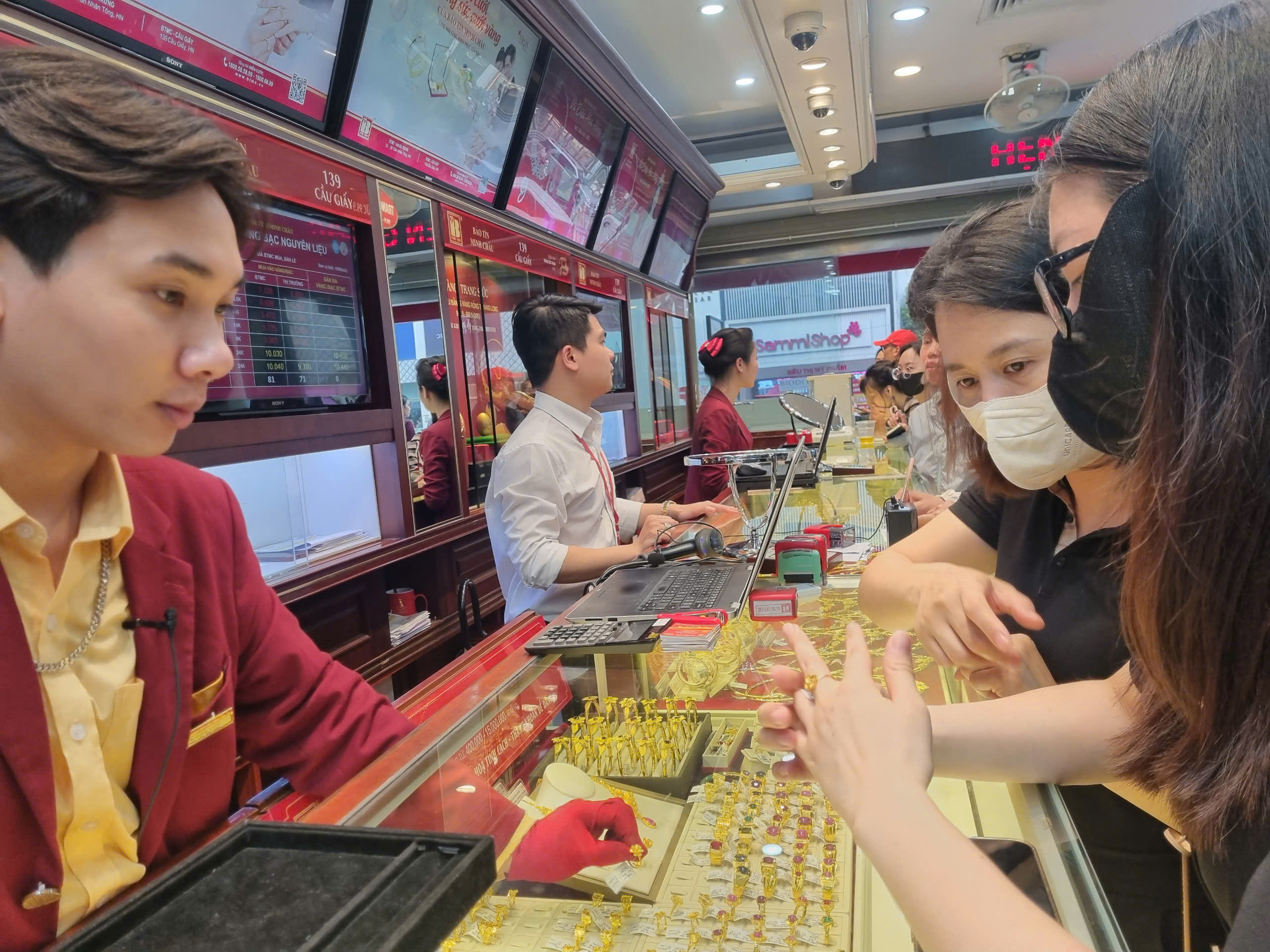 Hội đồng Vàng thế giới nói về 'giá vàng Việt Nam chênh lệch cao' - Ảnh 1.