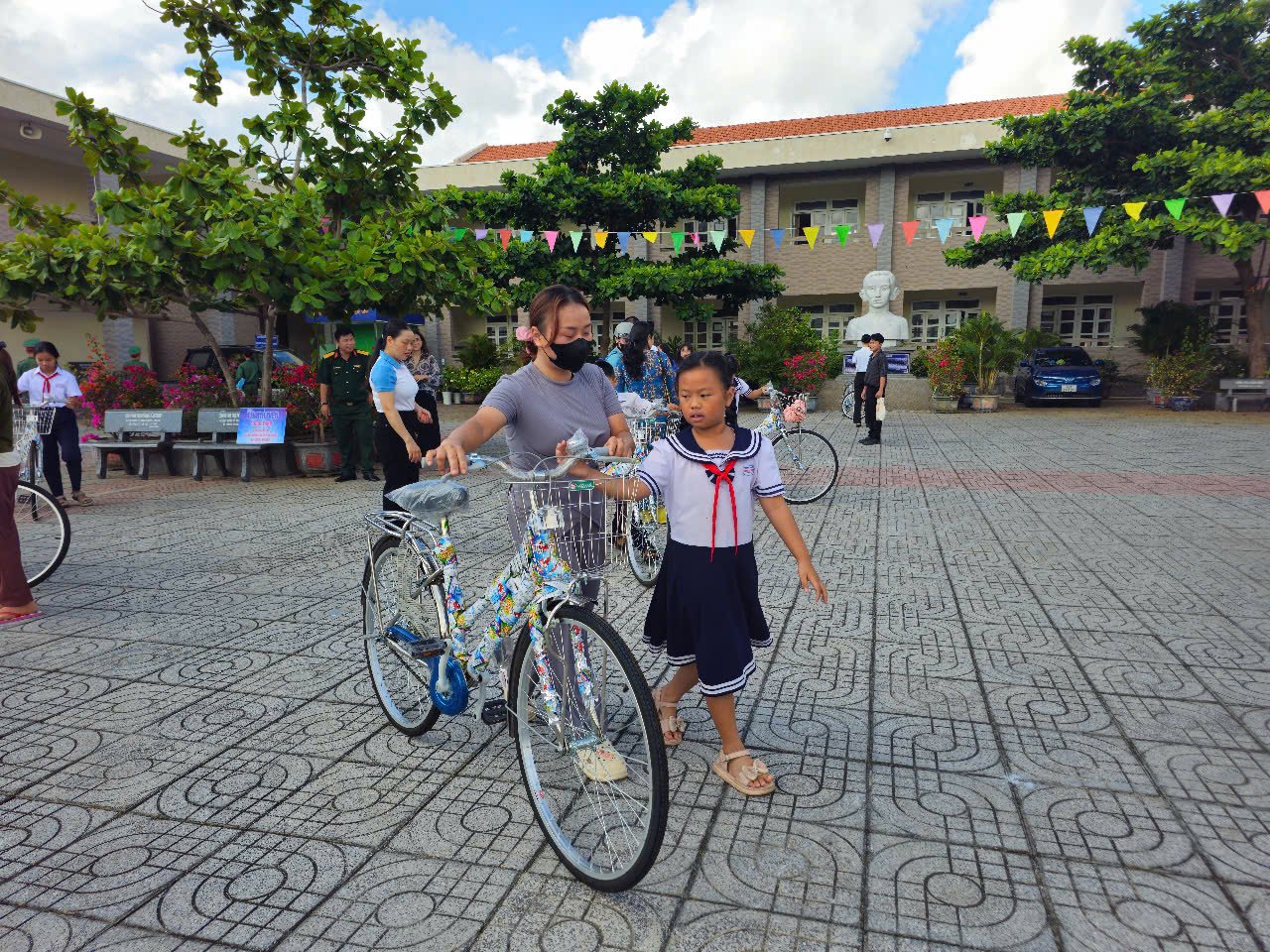 ការិយាល័យកាសែតថាញ់នៀនបានបរិច្ចាគកង់ដល់សិស្សានុសិស្សនៅខនដាវដើម្បីបង្កើនការអប់រំ - រូបថតទី ២។ Văn phòng Báo Thanh Niên tặng xe đạp cho học sinh Côn Đảo Nâng Cao giáo dục - Ảnh 2.