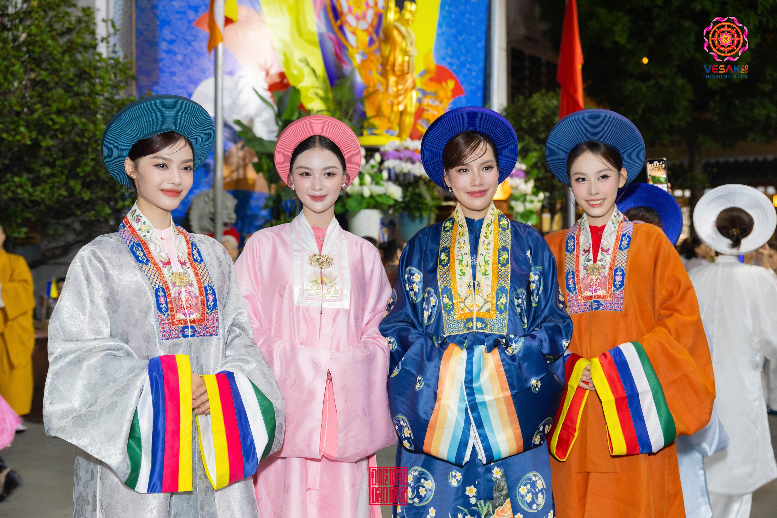 NSND Trịnh Kim Chi, Quốc Trường tham gia lễ rước tượng Phật- Ảnh 7. NSND Trịnh Kim Chi, Quốc Trường tham gia lễ rước tượng Phật- Ảnh 7.