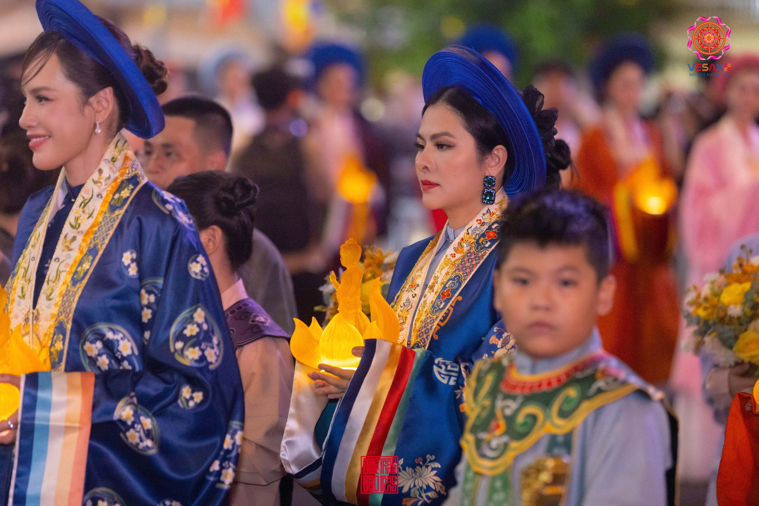 NSND Trịnh Kim Chi, Quốc Trường tham gia lễ rước tượng Phật- Ảnh 9. NSND Trịnh Kim Chi, Quốc Trường tham gia lễ rước tượng Phật- Ảnh 9.