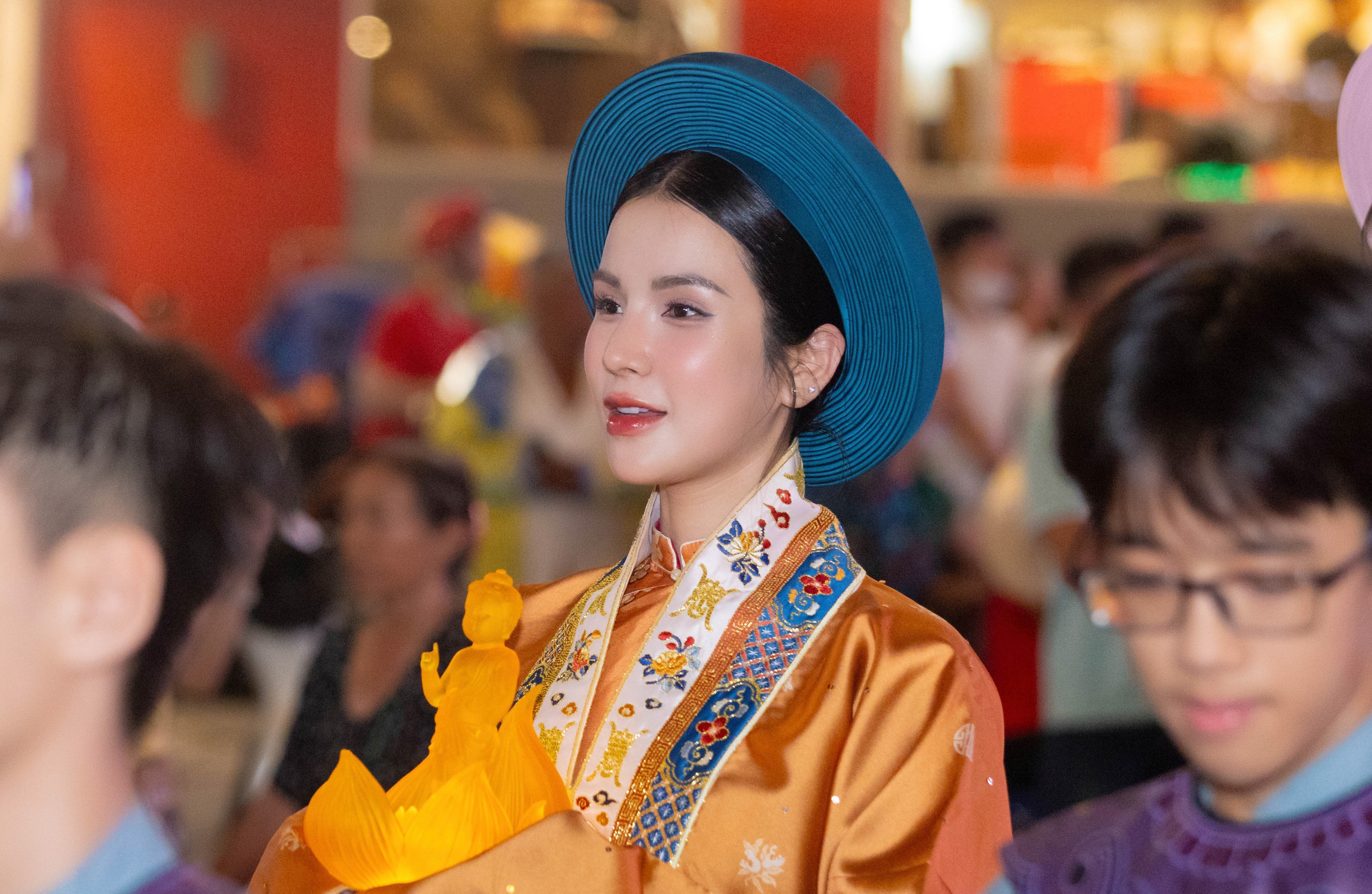 NSND Trịnh Kim Chi, Quốc Trường tham gia lễ rước tượng Phật- Ảnh 3. NSND Trịnh Kim Chi, Quốc Trường tham gia lễ rước tượng Phật- Ảnh 3.