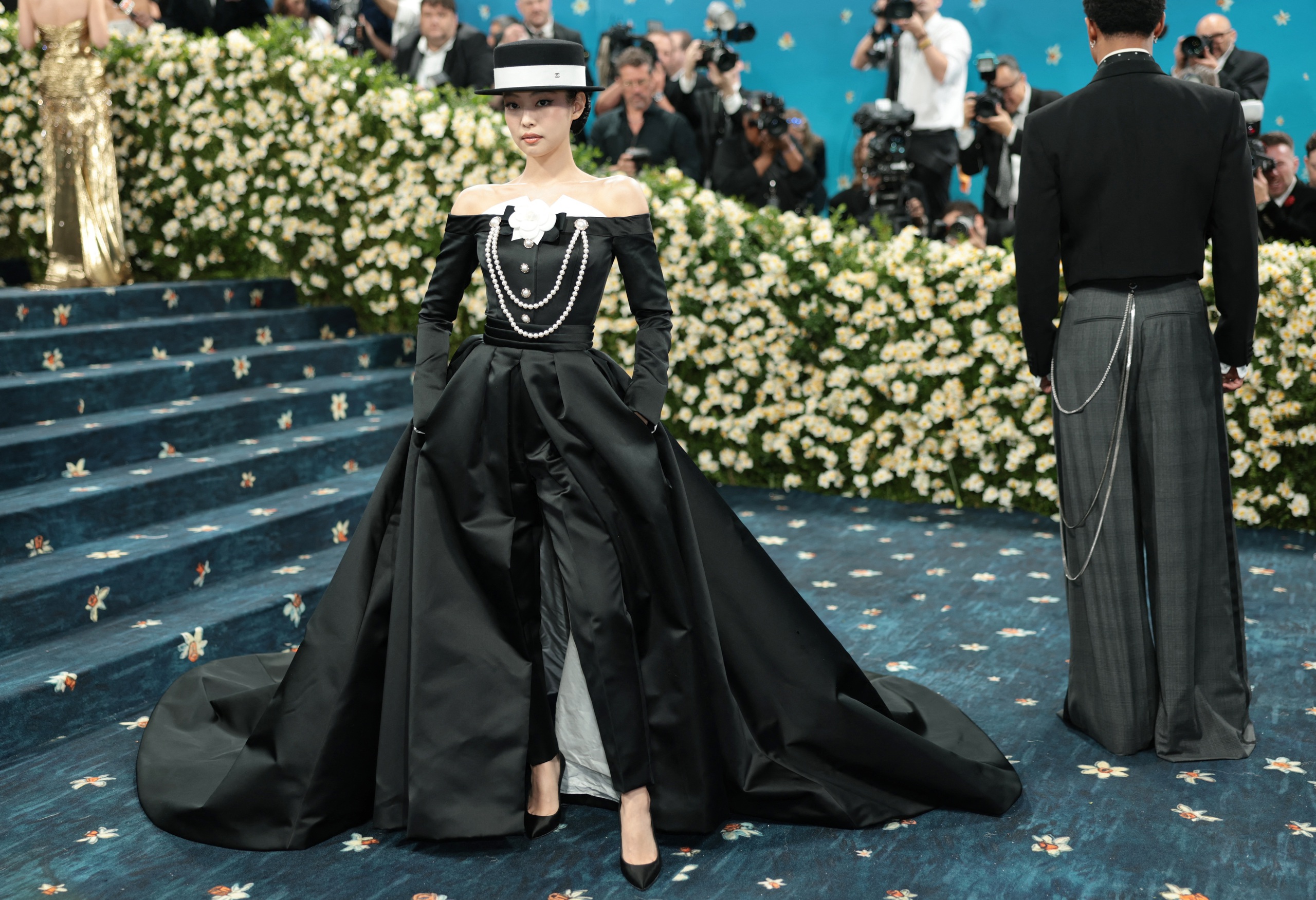 Lisa diện mốt nội y táo bạo khoe sắc cùng dàn sao ‘khủng’ ở Met Gala - Ảnh 4.