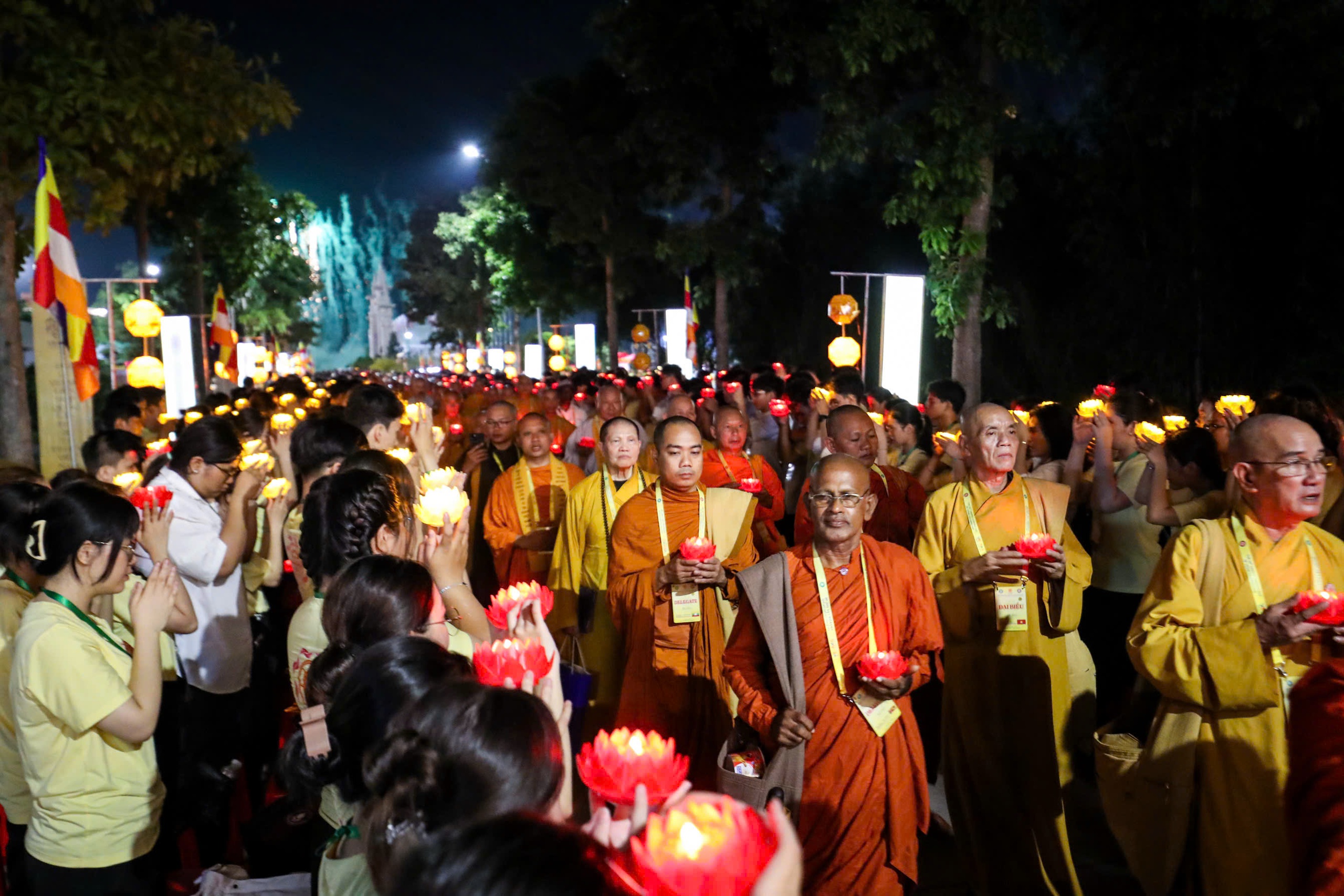35.000 hoa đăng cầu nguyện hòa bình thế giới tại Vesak 2025: 'Tâm an, thế giới an' - Ảnh 2.