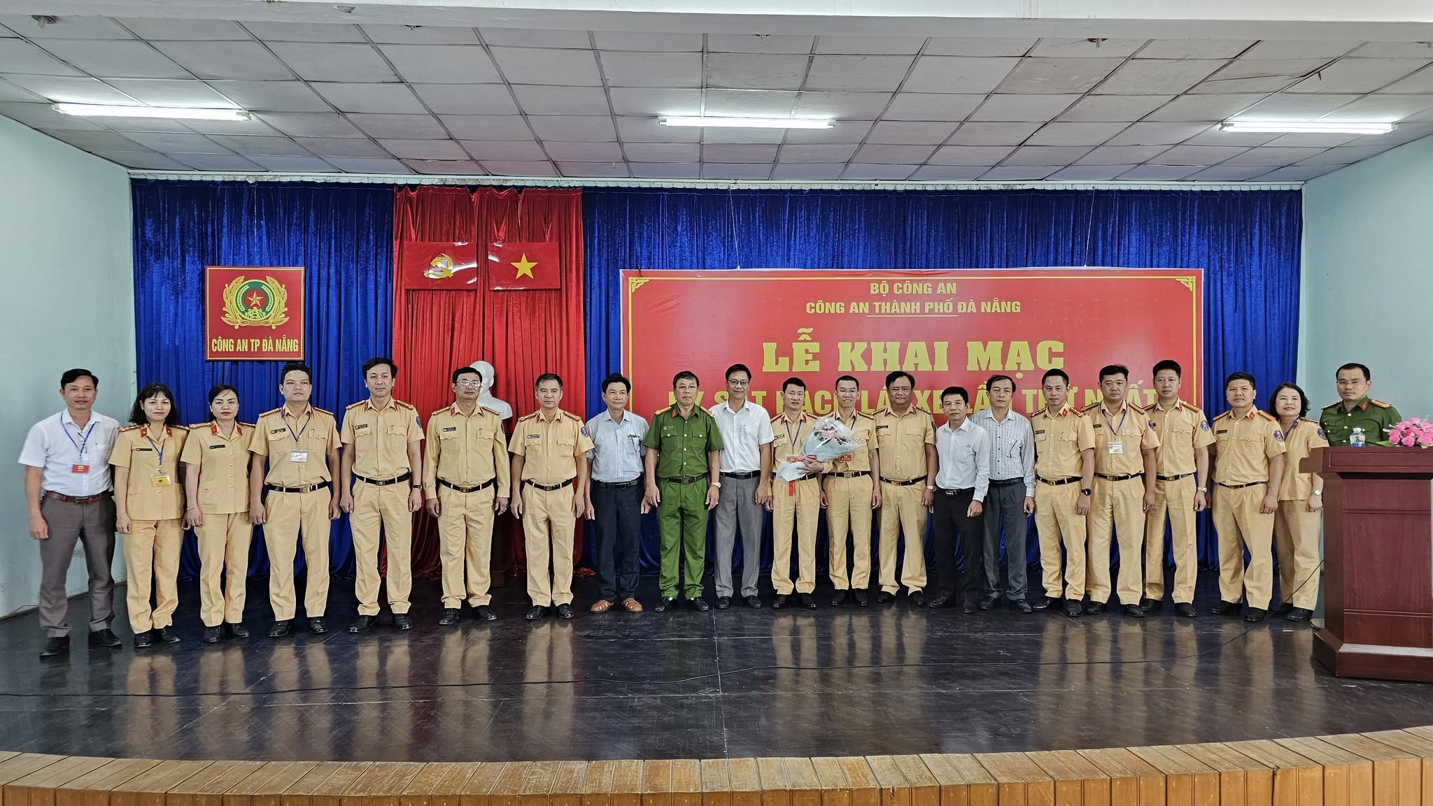 CSGT Đà Nẵng tổ chức sát hạch lái xe, đẩy nhanh giải quyết hồ sơ tồn đọng- Ảnh 1.