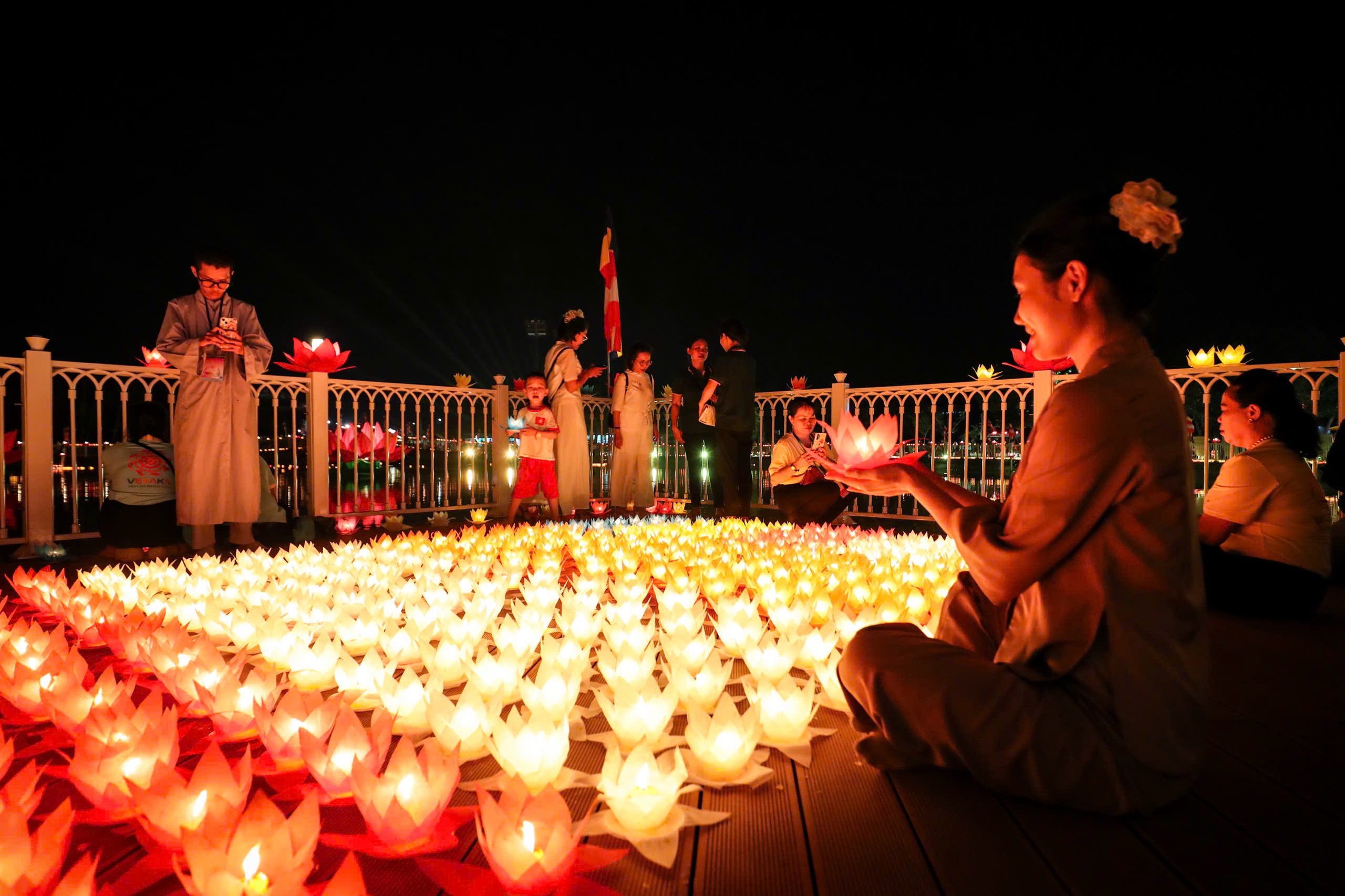 35.000 hoa đăng cầu nguyện hòa bình thế giới tại Vesak 2025: 'Tâm an, thế giới an' - Ảnh 10.