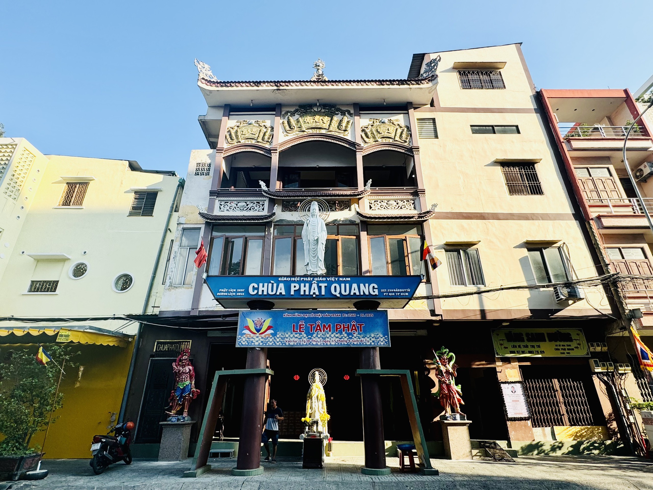 Các chùa ở TP.HCM trang hoàng rực rỡ mừng đại lễ Phật đản, không khí trang nghiêm - Ảnh 10.