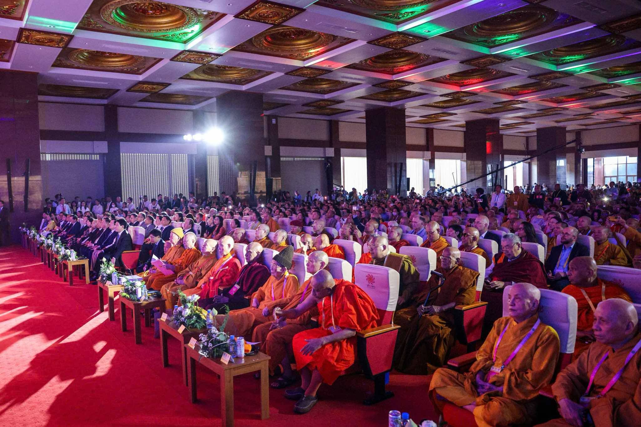 Toàn cảnh lễ khai mạc Vesak 2025: Đoàn kết và bao dung, hướng đến an lạc cộng đồng Toàn cảnh lễ khai mạc Vesak 2025: Đoàn kết và bao dung, hướng đến an lạc cộng đồng