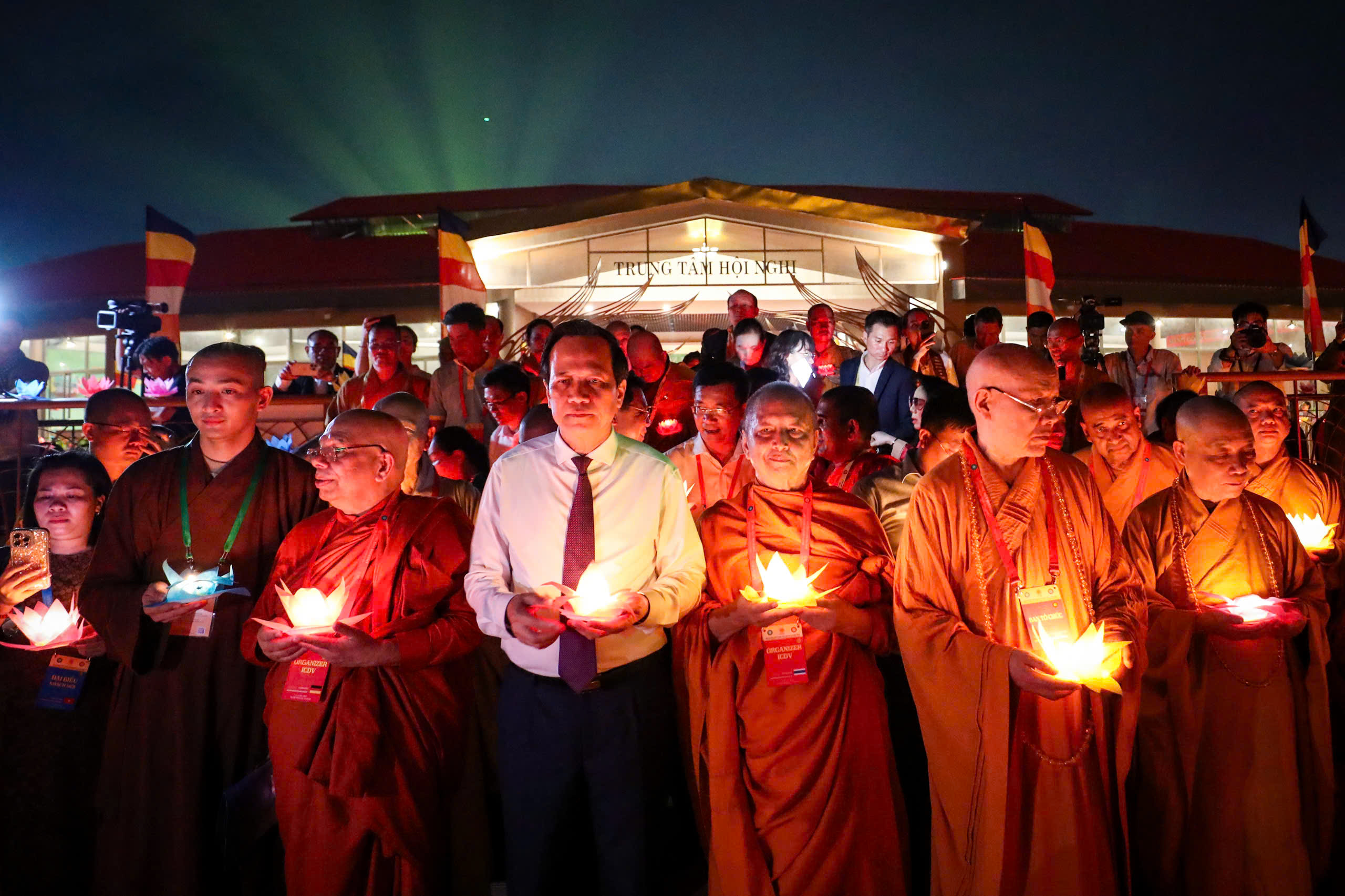 35.000 hoa đăng cầu nguyện hòa bình thế giới tại Vesak 2025: 'Tâm an, thế giới an' - Ảnh 6.