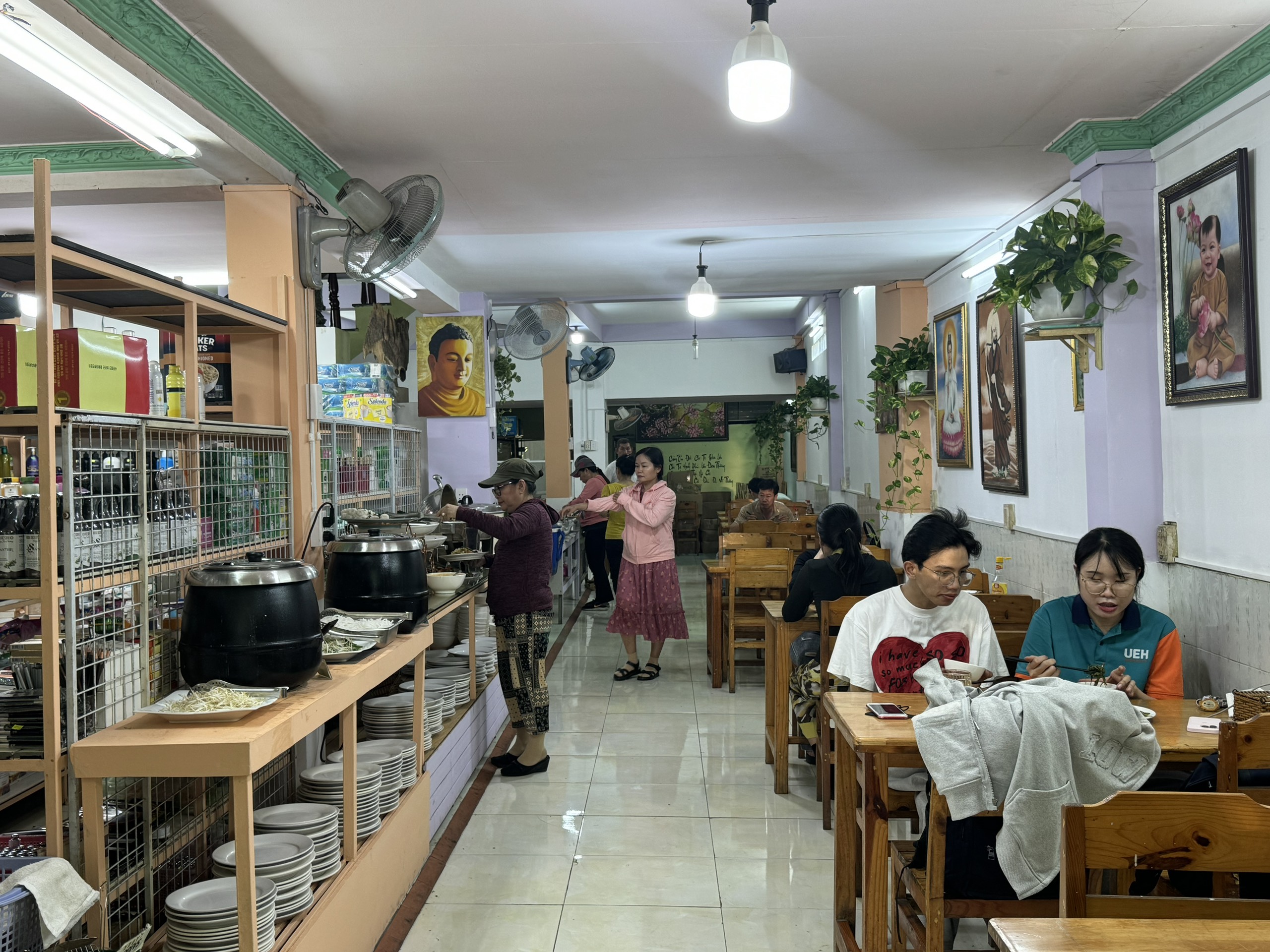 Những quán buffet chay 0 đồng bình dân từng gây sốt ở TP.HCM, giờ ra sao? - Ảnh 1.