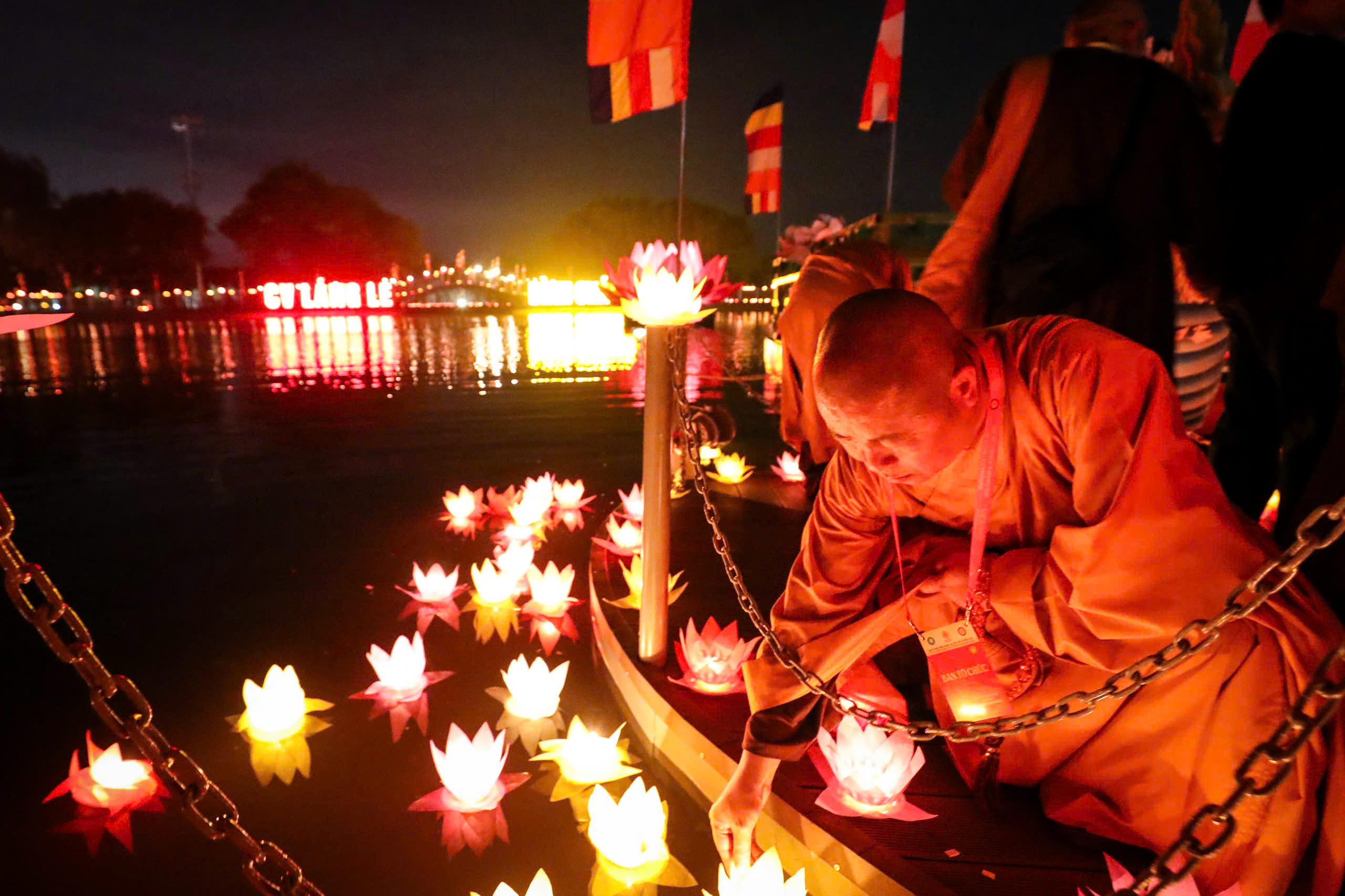 35.000 hoa đăng cầu nguyện hòa bình thế giới tại Vesak 2025: 'Tâm an, thế giới an' - Ảnh 11.