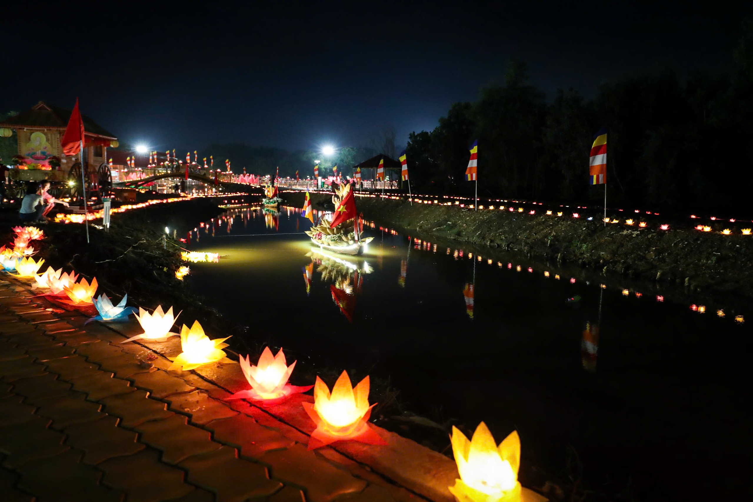 35.000 hoa đăng cầu nguyện hòa bình thế giới tại Vesak 2025: 'Tâm an, thế giới an' - Ảnh 13.