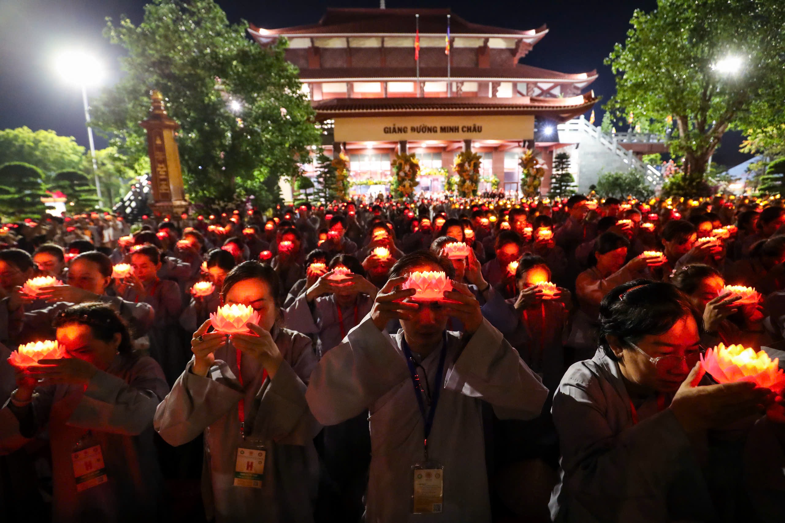 35.000 hoa đăng cầu nguyện hòa bình thế giới tại Vesak 2025: ‘Tâm an, thế giới an’ 35.000 hoa đăng cầu nguyện hòa bình thế giới tại Vesak 2025: ‘Tâm an, thế giới an’