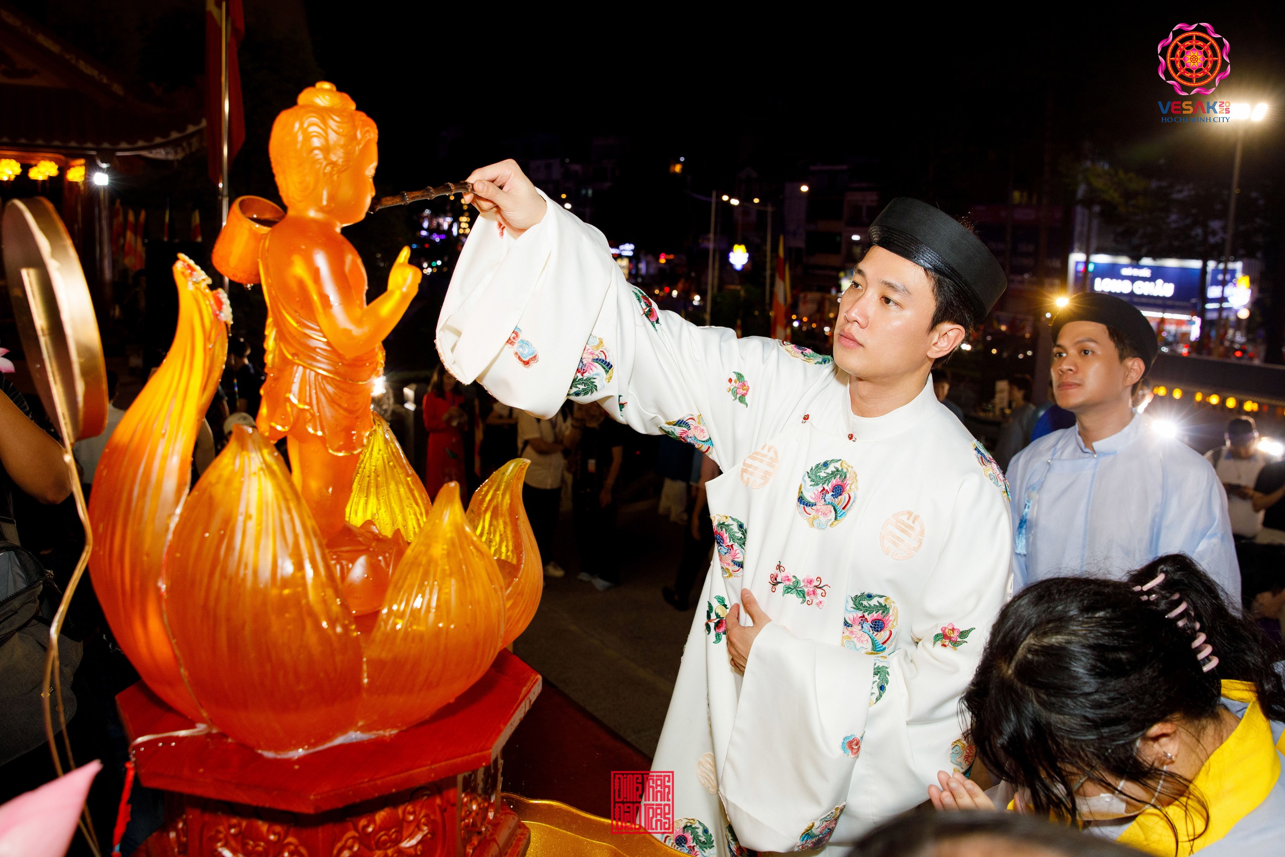 NSND Trịnh Kim Chi, Quốc Trường tham gia lễ rước tượng Phật- Ảnh 5. NSND Trịnh Kim Chi, Quốc Trường tham gia lễ rước tượng Phật- Ảnh 5.