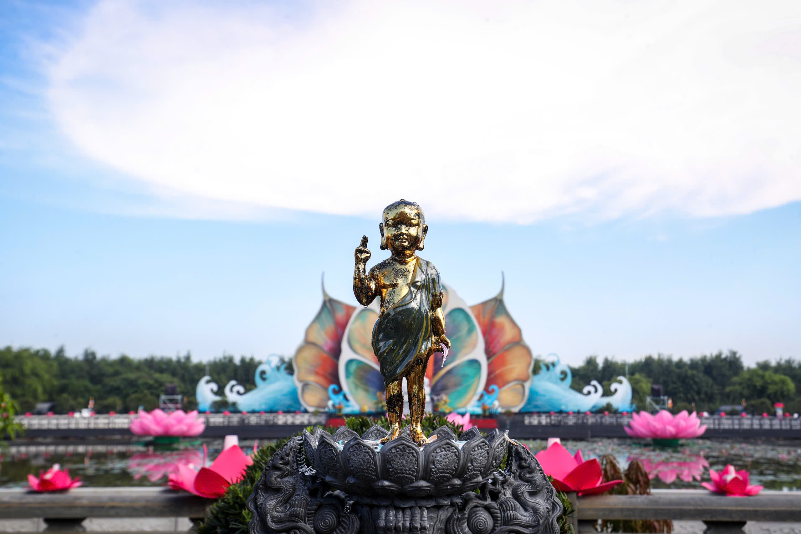 Công an TP.HCM ghi dấu ấn trong đại lễ Vesak 2025 - Ảnh 2.