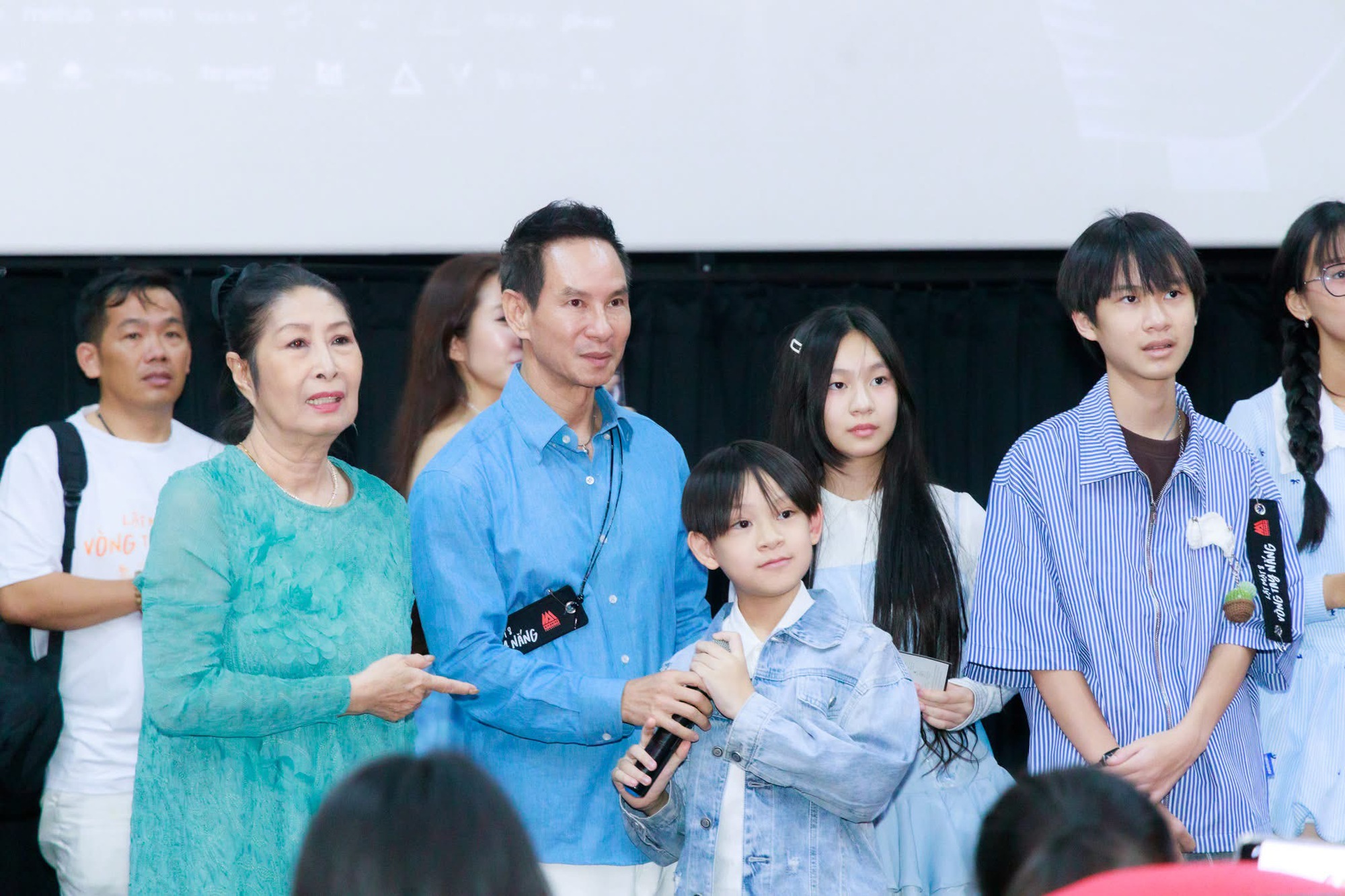Showbiz 5.5: ‘Lật mặt 8’ vượt 150 tỉ giữa ồn ào, Jimmii Nguyễn hát cùng con gái- Ảnh 1. Showbiz 5.5: ‘Lật mặt 8’ vượt 150 tỉ giữa ồn ào, Jimmii Nguyễn hát cùng con gái- Ảnh 1.