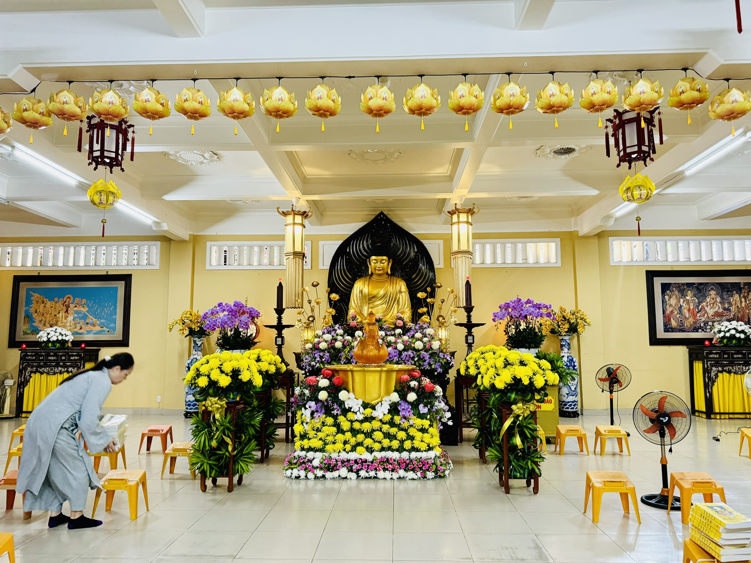 Các chùa ở TP.HCM trang hoàng rực rỡ mừng đại lễ Phật đản, không khí trang nghiêm - Ảnh 3.