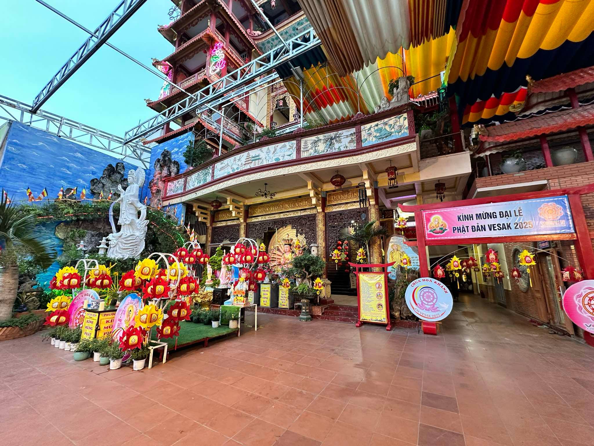 Các chùa ở TP.HCM trang hoàng rực rỡ mừng đại lễ Phật đản, không khí trang nghiêm - Ảnh 9.