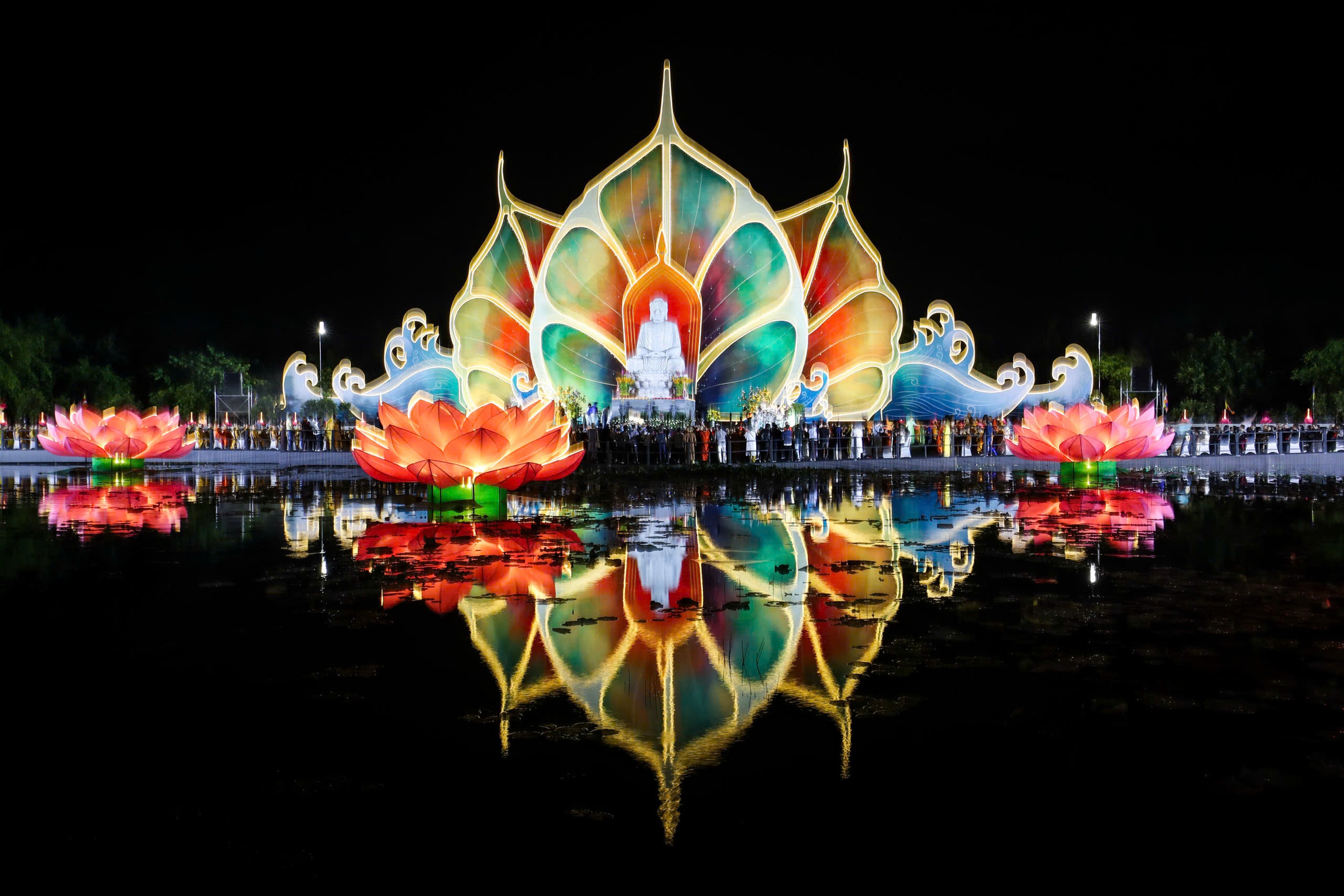 35.000 hoa đăng cầu nguyện hòa bình thế giới tại Vesak 2025: 'Tâm an, thế giới an' - Ảnh 12.
