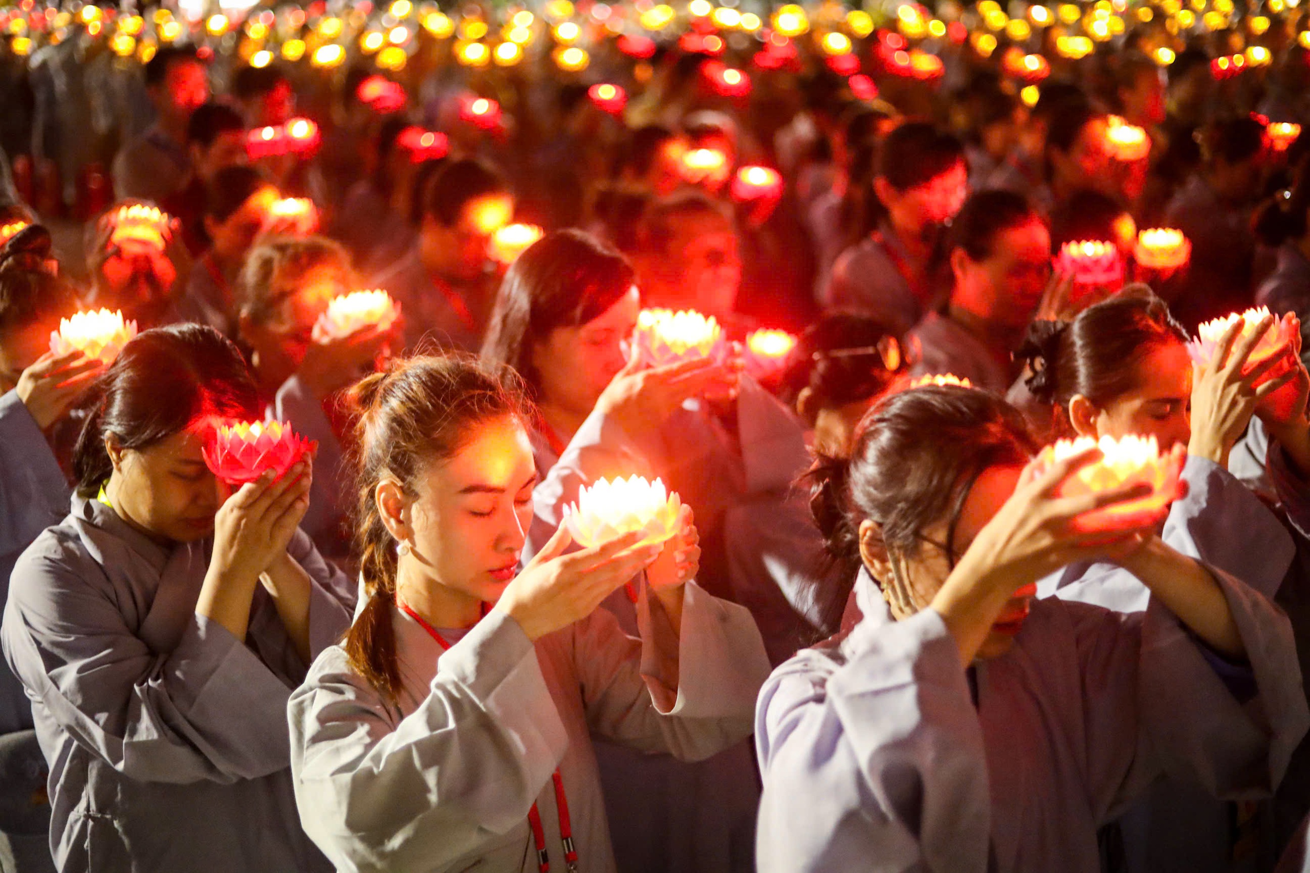 35.000 hoa đăng cầu nguyện hòa bình thế giới tại Vesak 2025: 'Tâm an, thế giới an' - Ảnh 5.