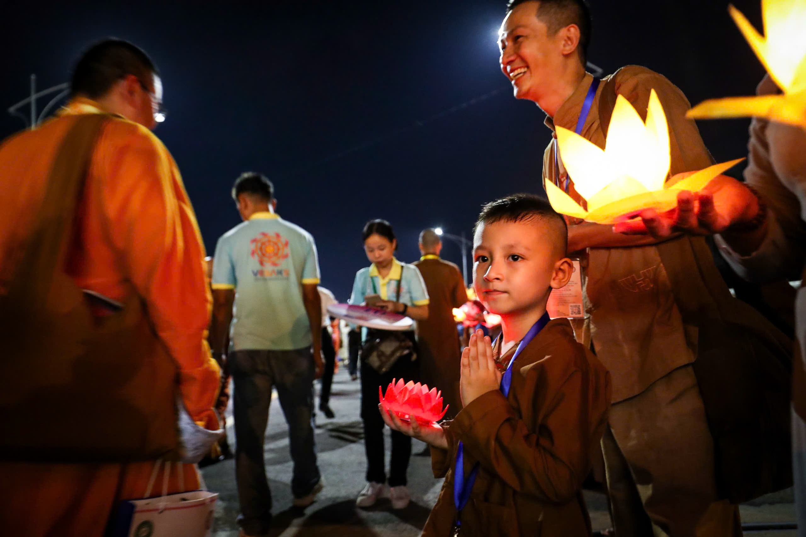 35.000 hoa đăng cầu nguyện hòa bình thế giới tại Vesak 2025: 'Tâm an, thế giới an' - Ảnh 14.