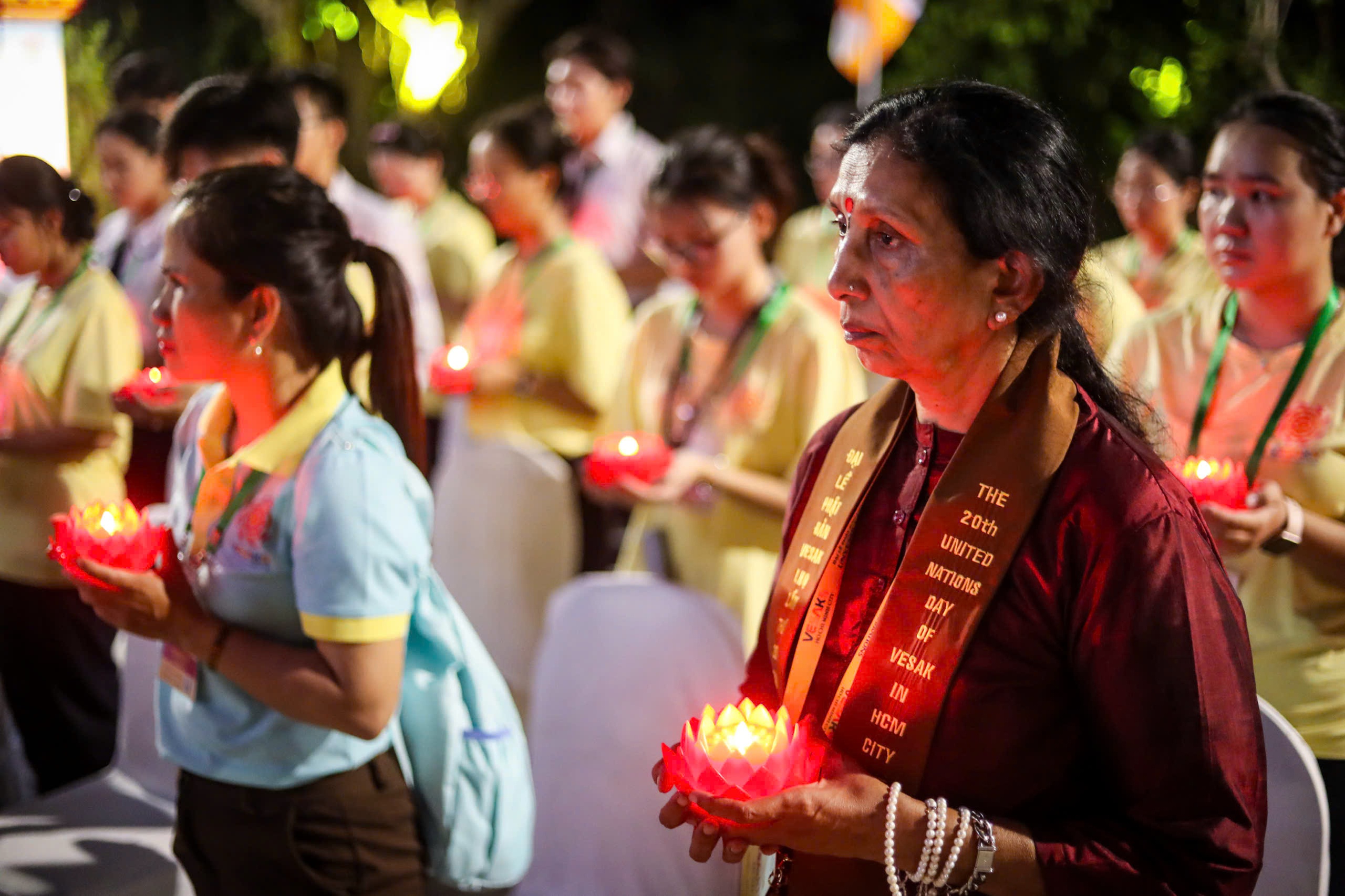 35.000 hoa đăng cầu nguyện hòa bình thế giới tại Vesak 2025: 'Tâm an, thế giới an' - Ảnh 4.
