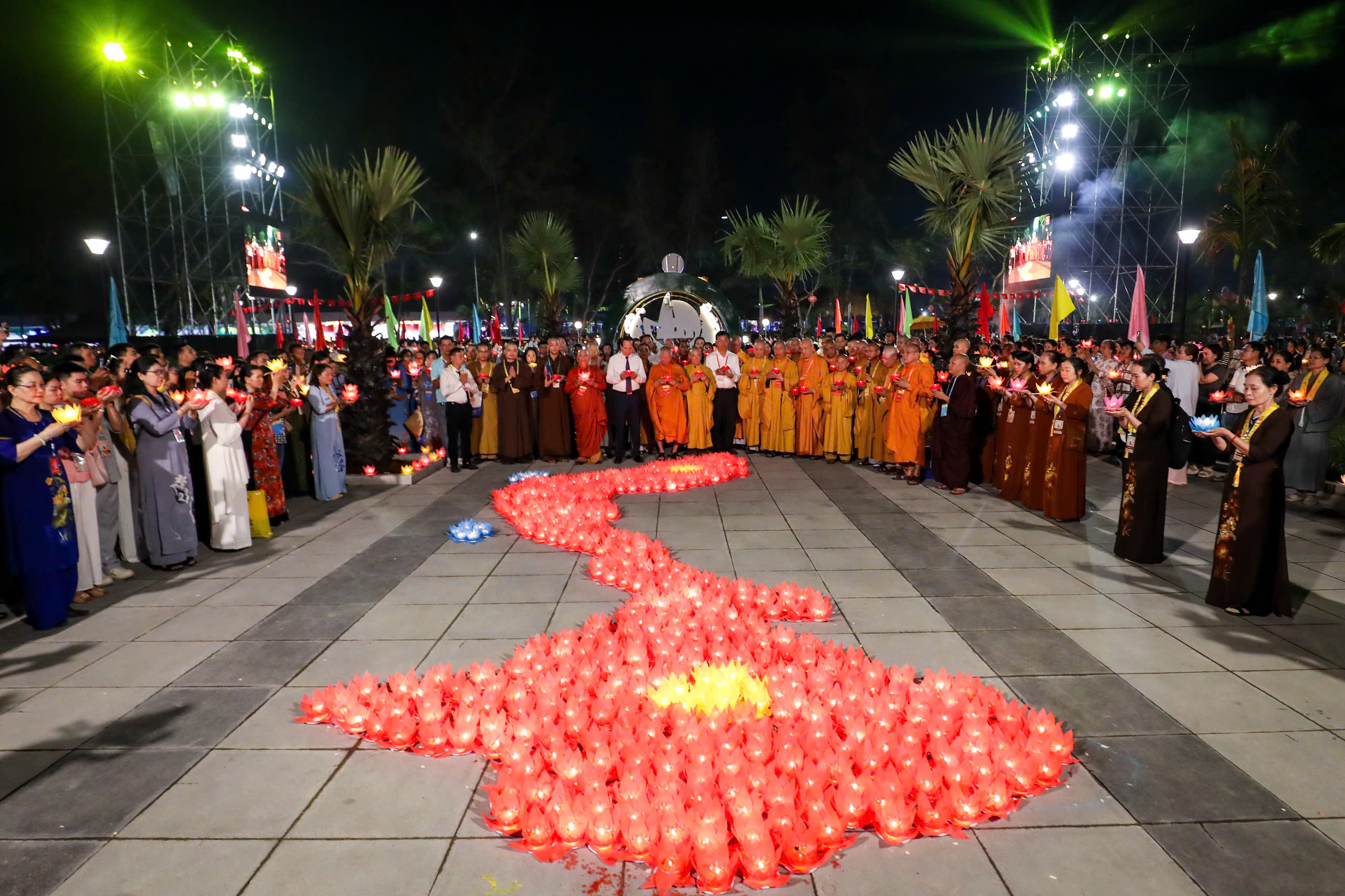 35.000 hoa đăng cầu nguyện hòa bình thế giới tại Vesak 2025: 'Tâm an, thế giới an' - Ảnh 8.