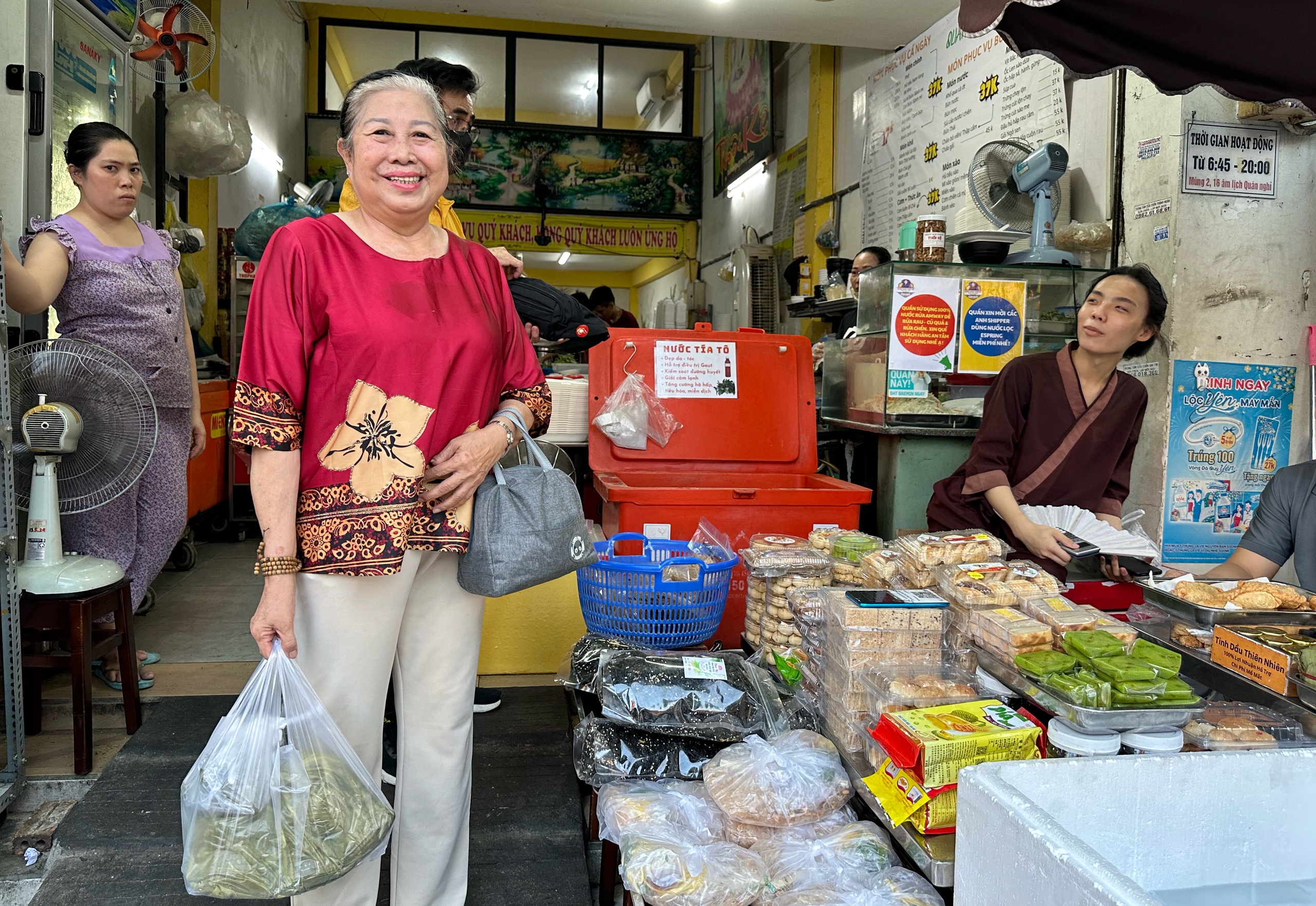 Khai mạc Vesak 2025: Quán chay cạnh Việt Nam Quốc Tự TP.HCM ùn ùn khách 'gấp 3 ngày thường!'- Ảnh 5. Khai mạc Vesak 2025: Quán chay cạnh Việt Nam Quốc Tự TP.HCM ùn ùn khách 'gấp 3 ngày thường!'- Ảnh 5.