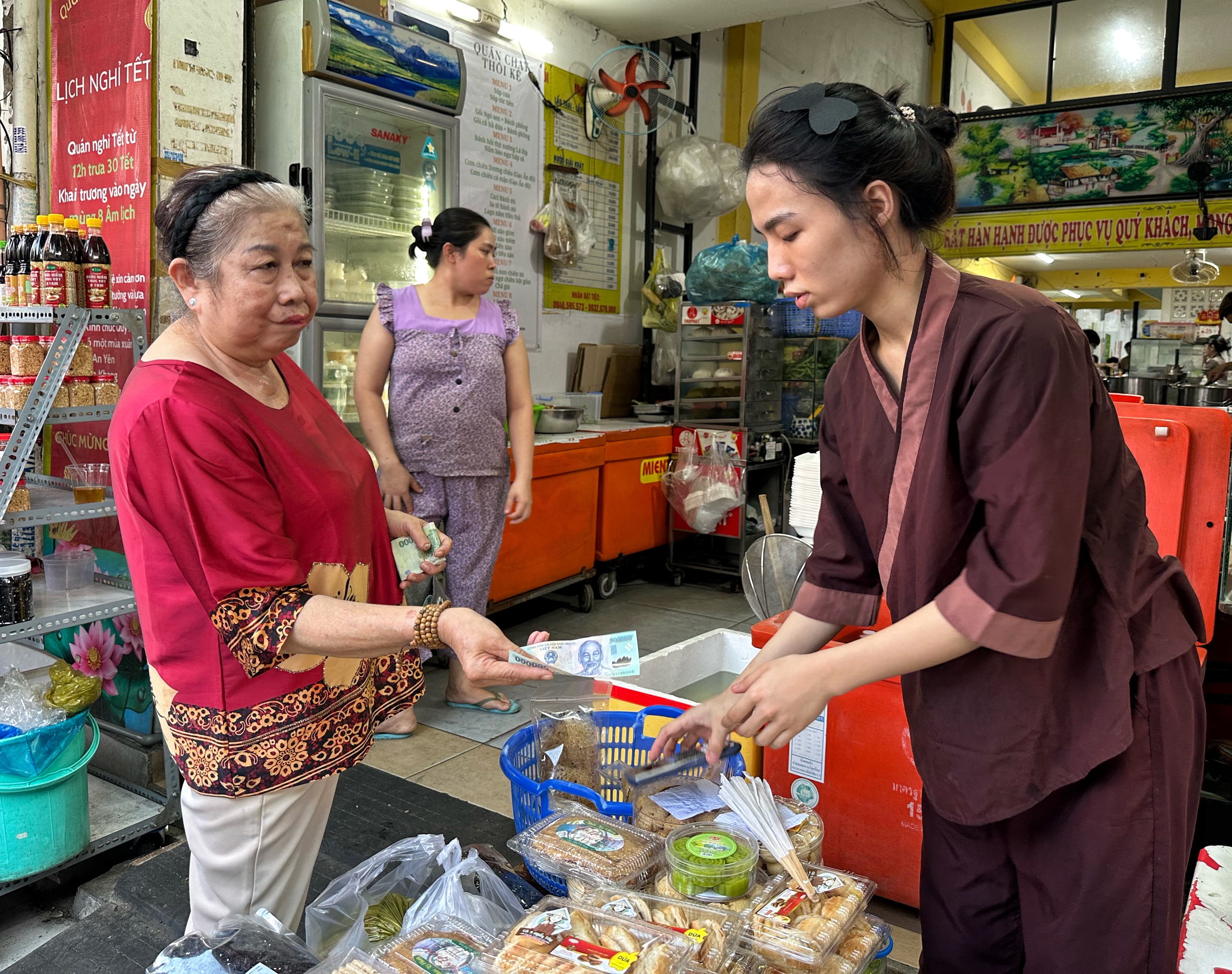 Khai mạc Vesak 2025: Quán chay cạnh Việt Nam Quốc Tự TP.HCM ùn ùn khách 'gấp 3 ngày thường!'- Ảnh 4. Khai mạc Vesak 2025: Quán chay cạnh Việt Nam Quốc Tự TP.HCM ùn ùn khách 'gấp 3 ngày thường!'- Ảnh 4.