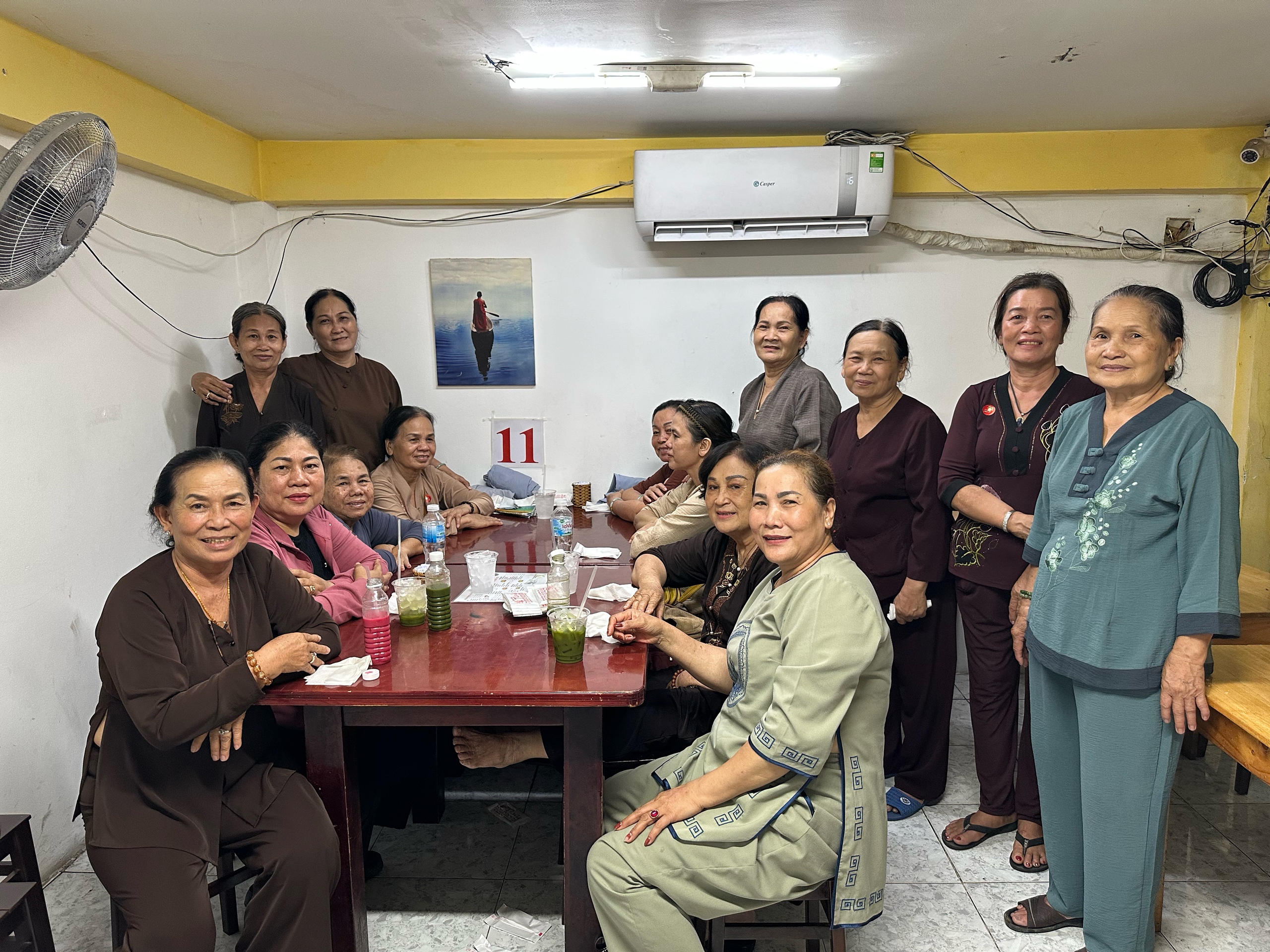 Khai mạc Vesak 2025: Quán chay cạnh Việt Nam Quốc Tự TP.HCM ùn ùn khách 'gấp 3 ngày thường!'- Ảnh 2. Khai mạc Vesak 2025: Quán chay cạnh Việt Nam Quốc Tự TP.HCM ùn ùn khách 'gấp 3 ngày thường!'- Ảnh 2.