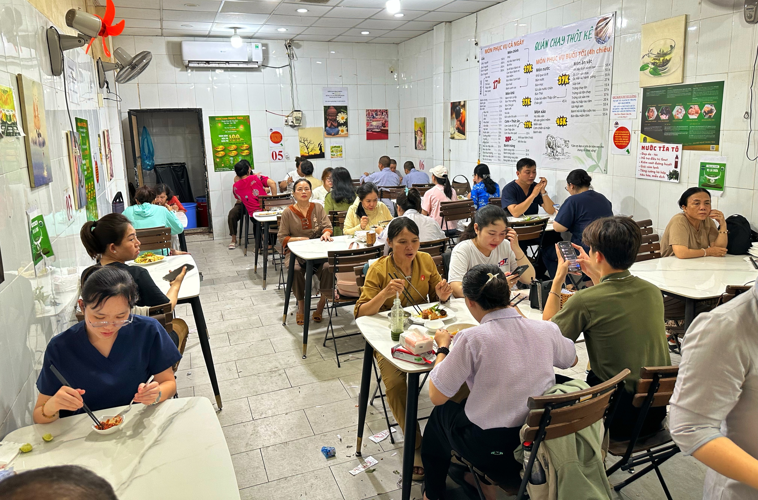 Khai mạc Vesak 2025: Quán chay cạnh Việt Nam Quốc Tự TP.HCM ùn ùn khách ‘gấp 3 ngày thường!’ Khai mạc Vesak 2025: Quán chay cạnh Việt Nam Quốc Tự TP.HCM ùn ùn khách ‘gấp 3 ngày thường!’