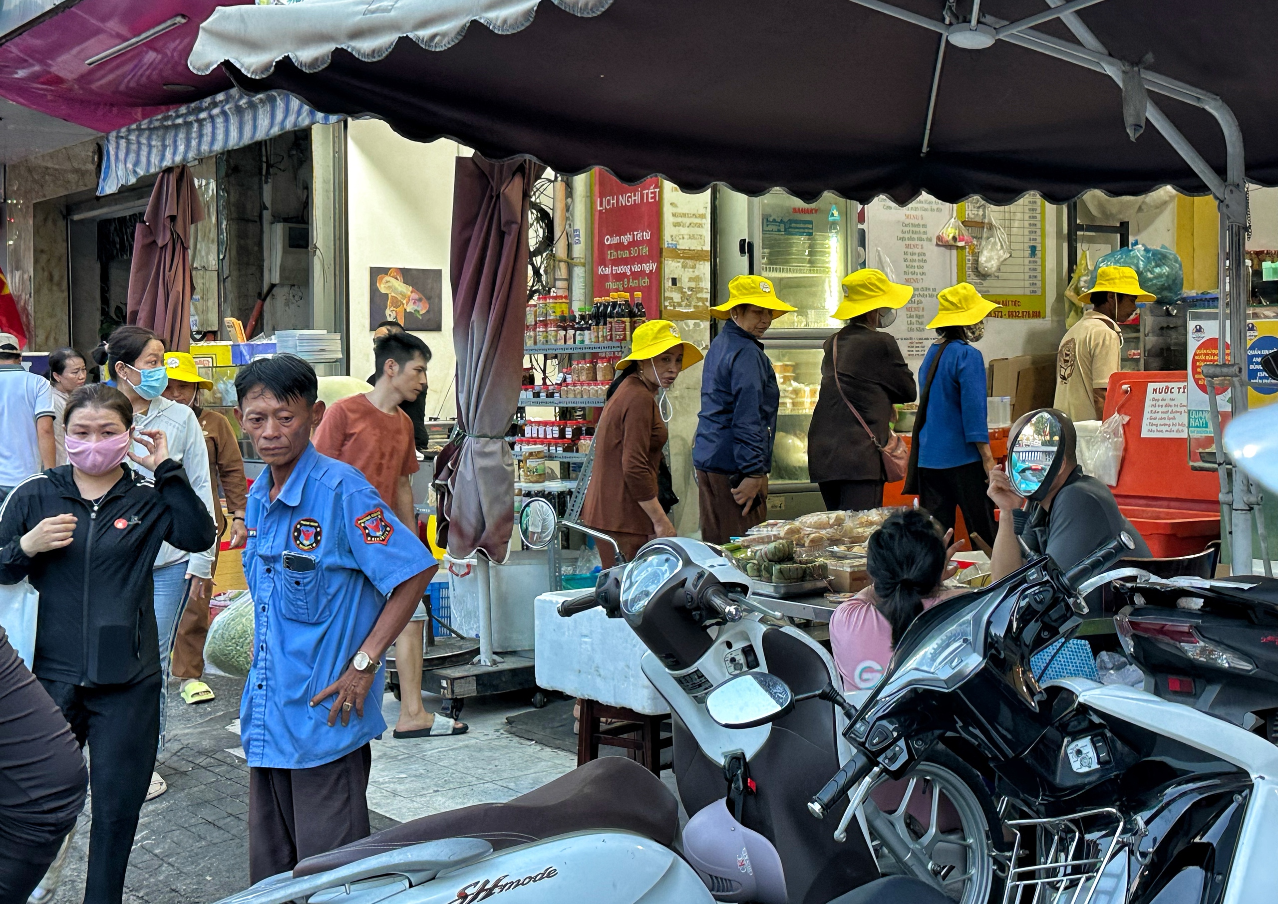 Khai mạc Vesak 2025: Quán chay cạnh Việt Nam Quốc Tự TP.HCM ùn ùn khách 'gấp 3 ngày thường!'- Ảnh 3. Khai mạc Vesak 2025: Quán chay cạnh Việt Nam Quốc Tự TP.HCM ùn ùn khách 'gấp 3 ngày thường!'- Ảnh 3.