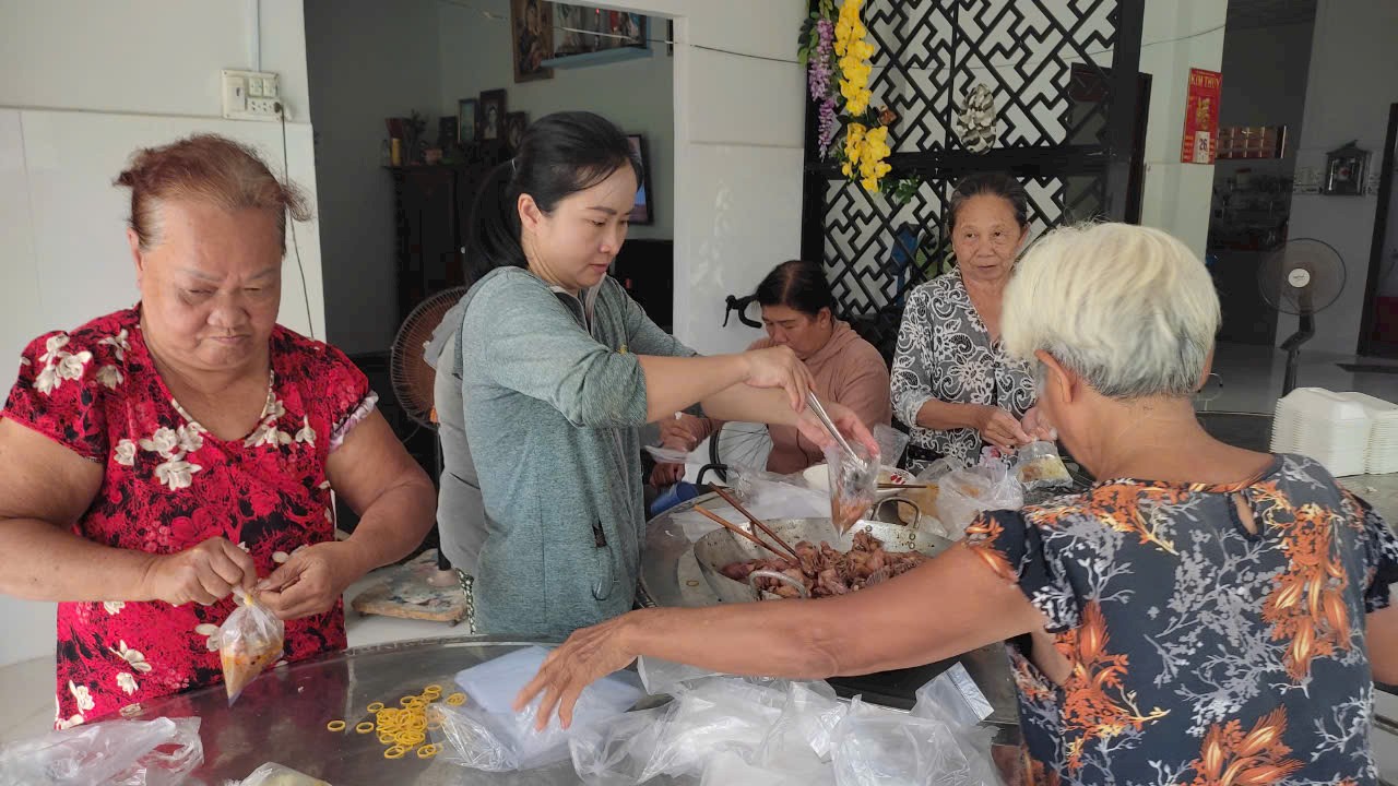 ប្រអប់អាហារថ្ងៃត្រង់ដ៏ស្មោះស្ម័គ្រ - រូបថតទី 2។ Những hộp cơm nghĩa tình - Ảnh 2.