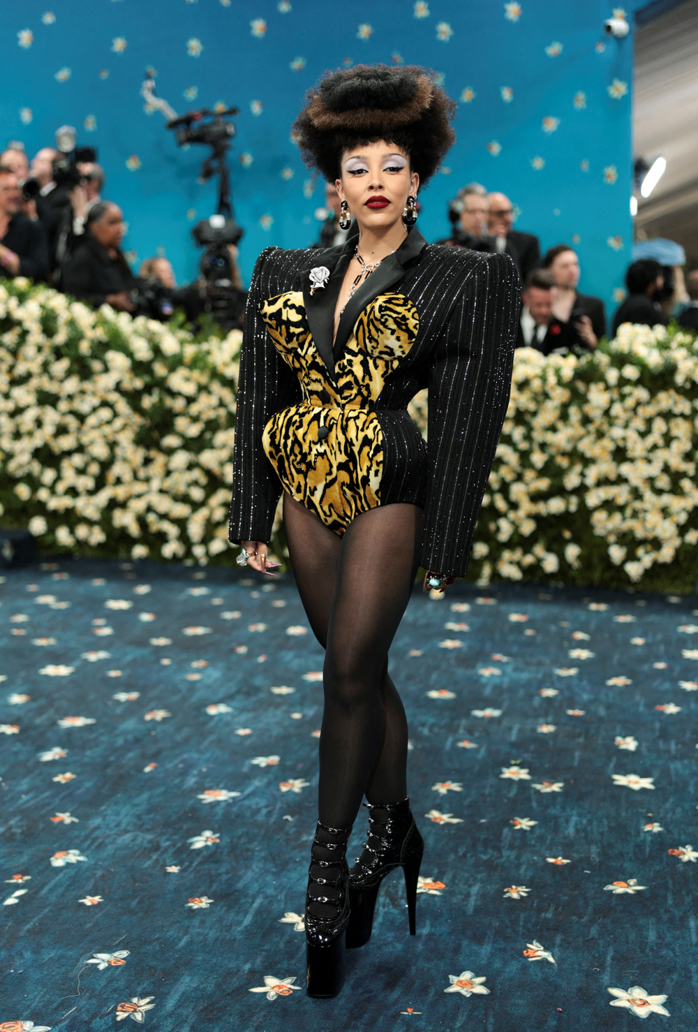 Vì sao Rihanna gây chú ý tại Met Gala 2025?- Ảnh 3. Vì sao Rihanna gây chú ý tại Met Gala 2025?- Ảnh 3.