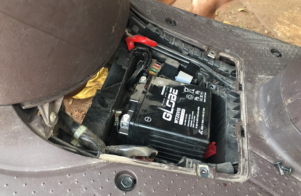 Xe máy 'trùm mền' lâu ngày: Có cần tháo bình ắc-quy để bảo vệ xe? - Ảnh 2. Xe máy 'trùm mền' lâu ngày: Có cần tháo bình ắc-quy để bảo vệ xe? - Ảnh 2.