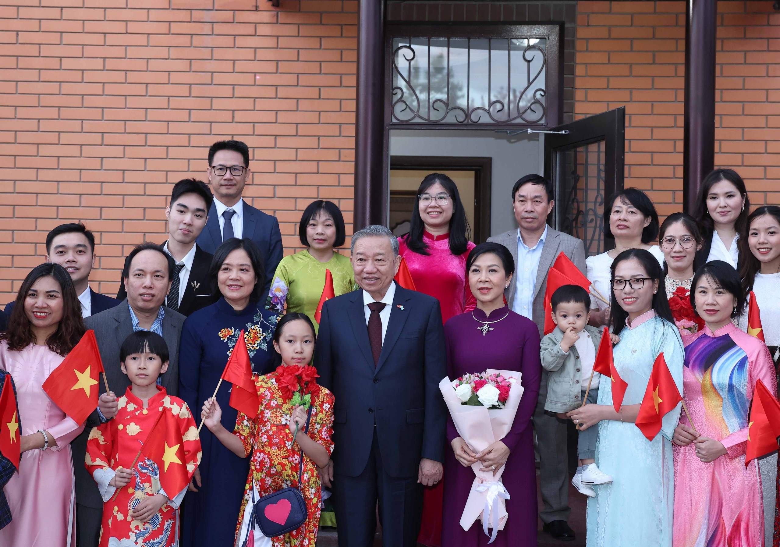 Tổng Bí thư Tô Lâm cảm động khi Tổng thống Kazakhstan đón tại sân bay- Ảnh 2. Tổng Bí thư Tô Lâm cảm động khi Tổng thống Kazakhstan đón tại sân bay- Ảnh 2.