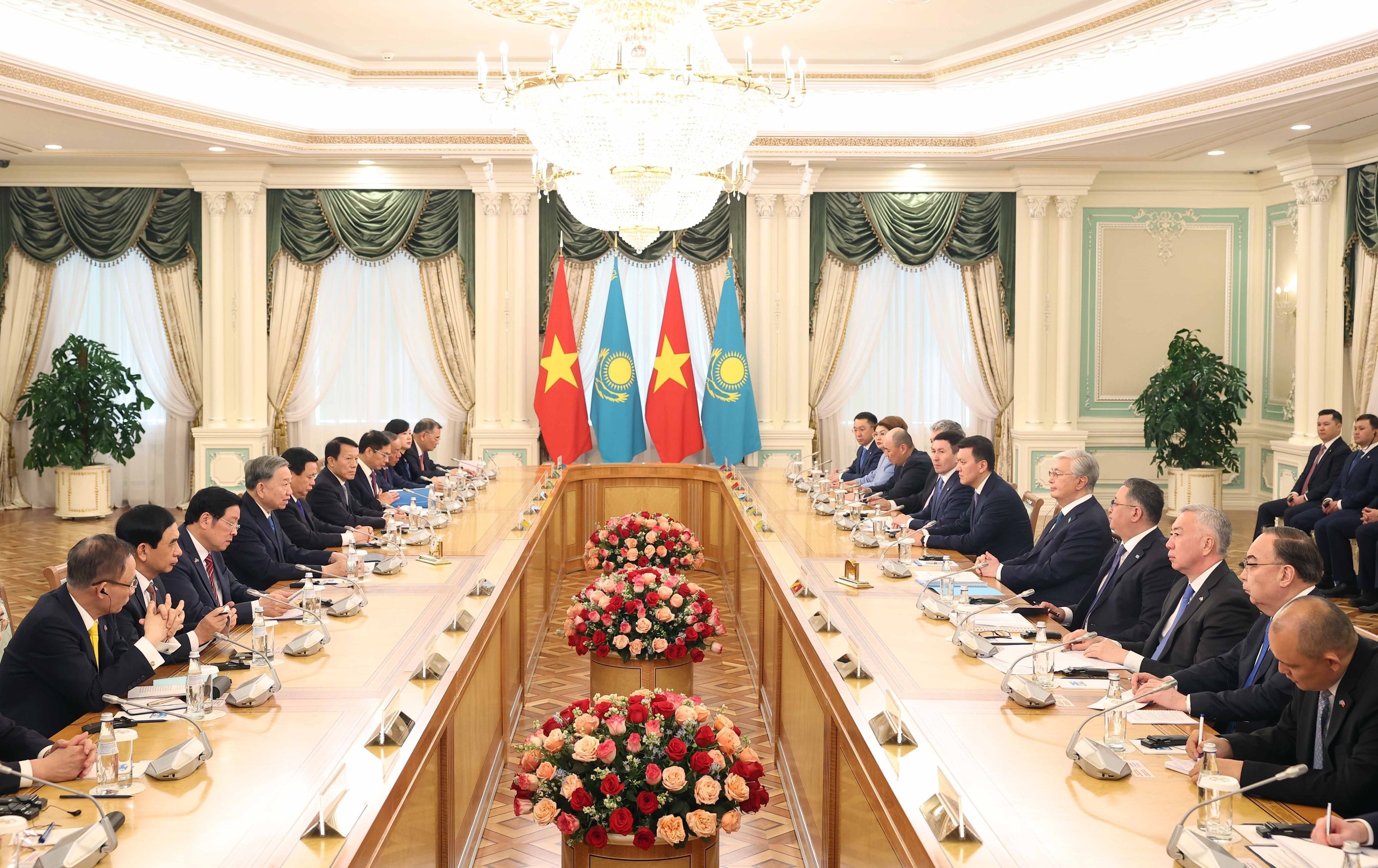 Tổng Bí thư Tô Lâm hội đàm với Tổng thống Kazakhstan nâng cấp quan hệ lên Đối tác chiến lược - Ảnh 2. Tổng Bí thư Tô Lâm hội đàm với Tổng thống Kazakhstan nâng cấp quan hệ lên Đối tác chiến lược - Ảnh 2.